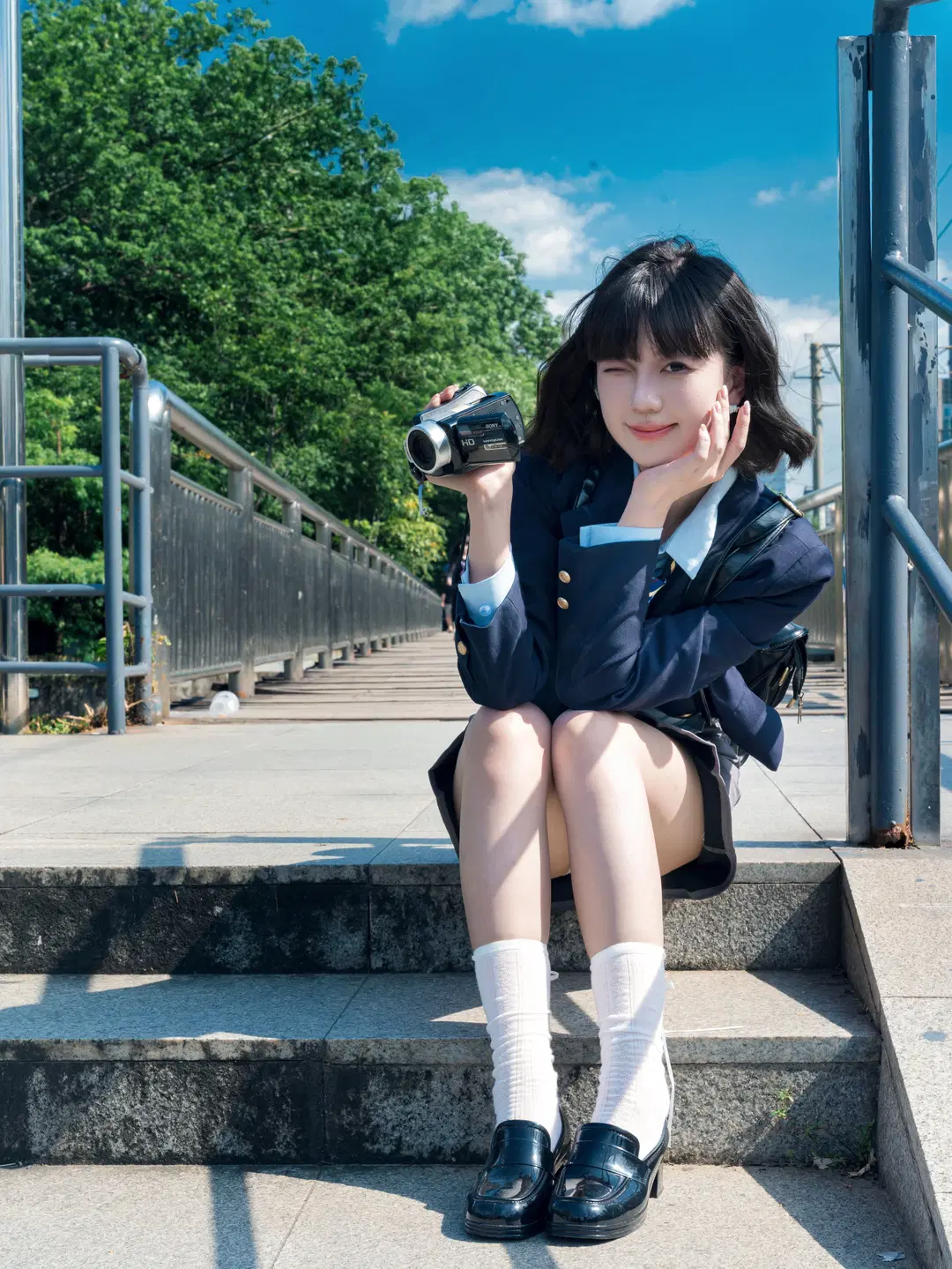 【韓国スクール風】線路沿いの少女、陽光に輝く制服写真：鉄道風景＆JK制服 - CcC - 5枚目
