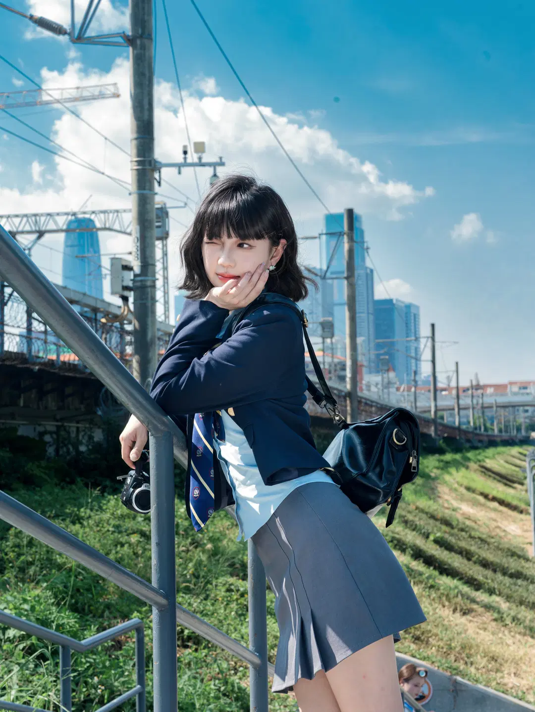 【韓国スクール風】線路沿いの少女、陽光に輝く制服写真：鉄道風景＆JK制服 - CcC - 6枚目