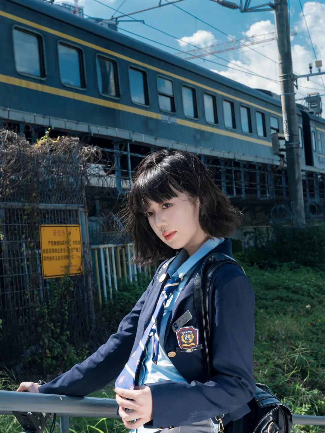 【韓国スクール風】線路沿いの少女、陽光に輝く制服写真：鉄道風景＆JK制服 - CcC - 7枚目