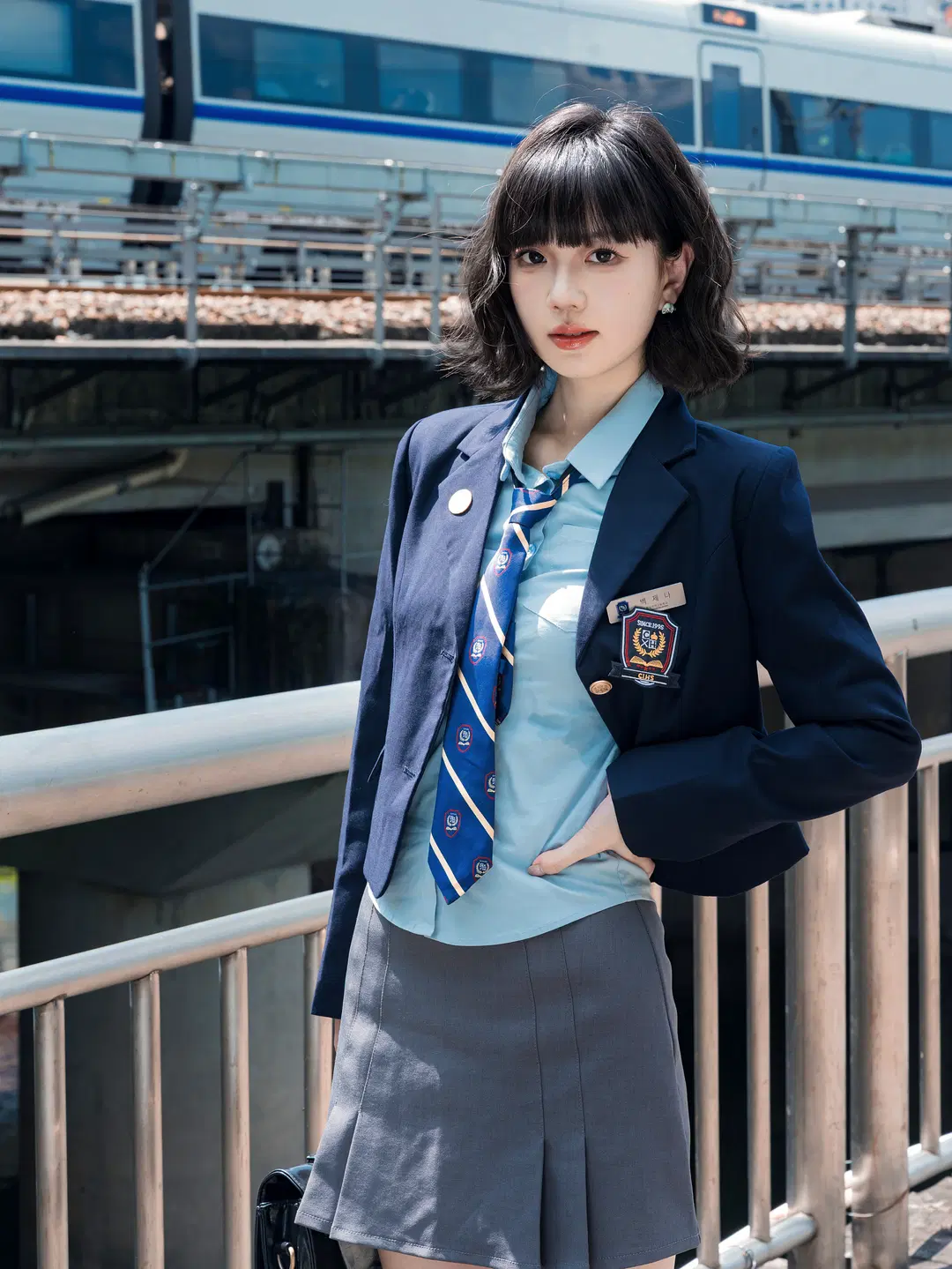 【韓国スクール風】線路沿いの少女、陽光に輝く制服写真：鉄道風景＆JK制服 - CcC - 9枚目