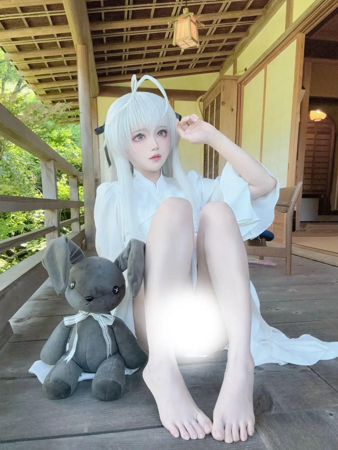 春日野穹cos, 缘之空, 白色连衣裙, 银发少女, 日式长廊 - 第1张