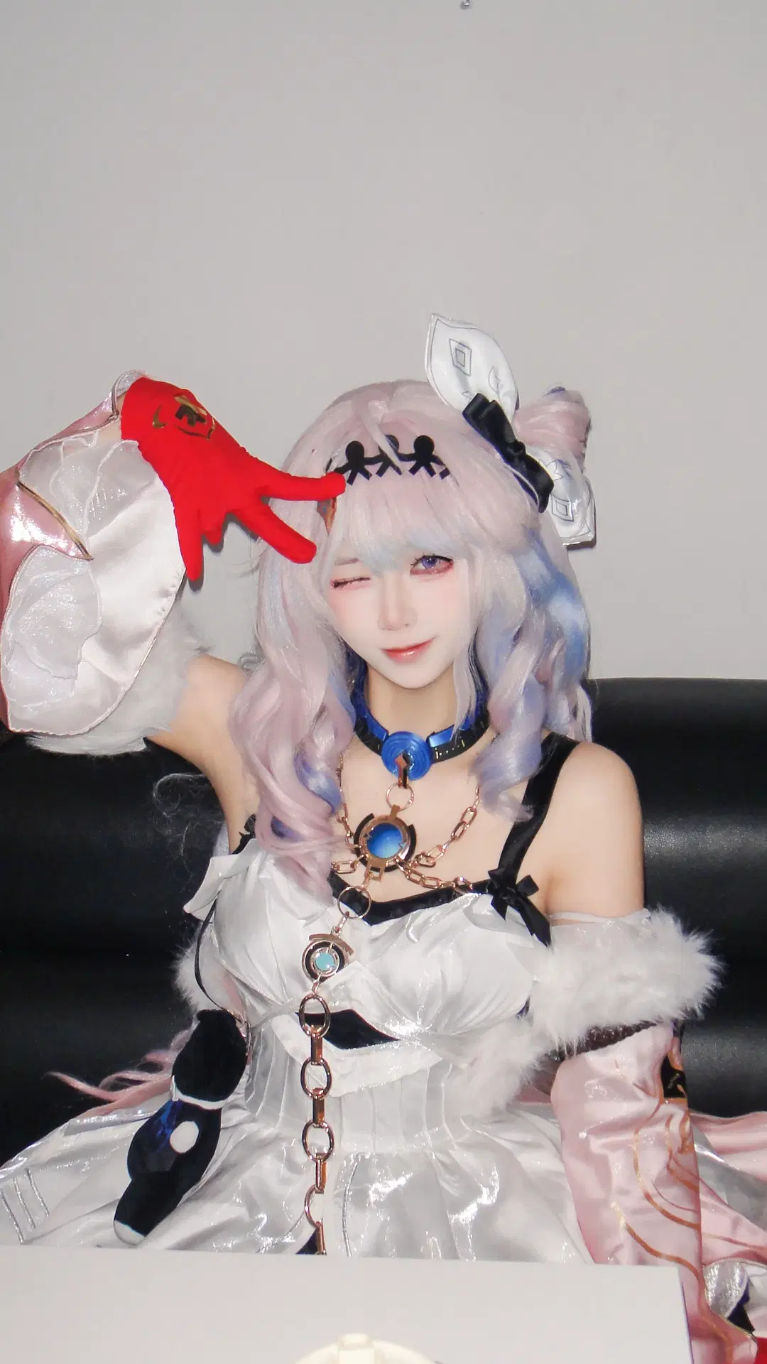 [Denia Cosplay] Wuthering Waves Phantasm: Freezing the finger-heart moment by 皮皮桃耶 - Image 2