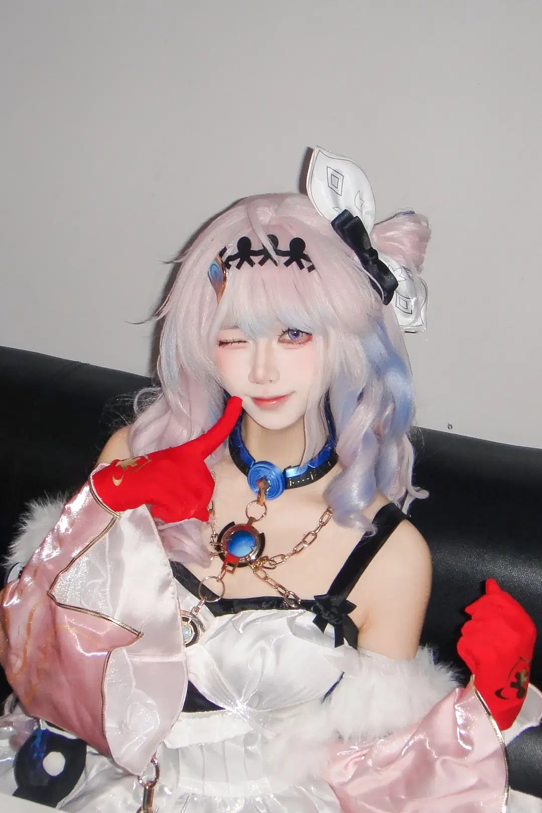 [Denia Cosplay] Wuthering Waves Phantasm: Freezing the finger-heart moment by 皮皮桃耶 - Image 3