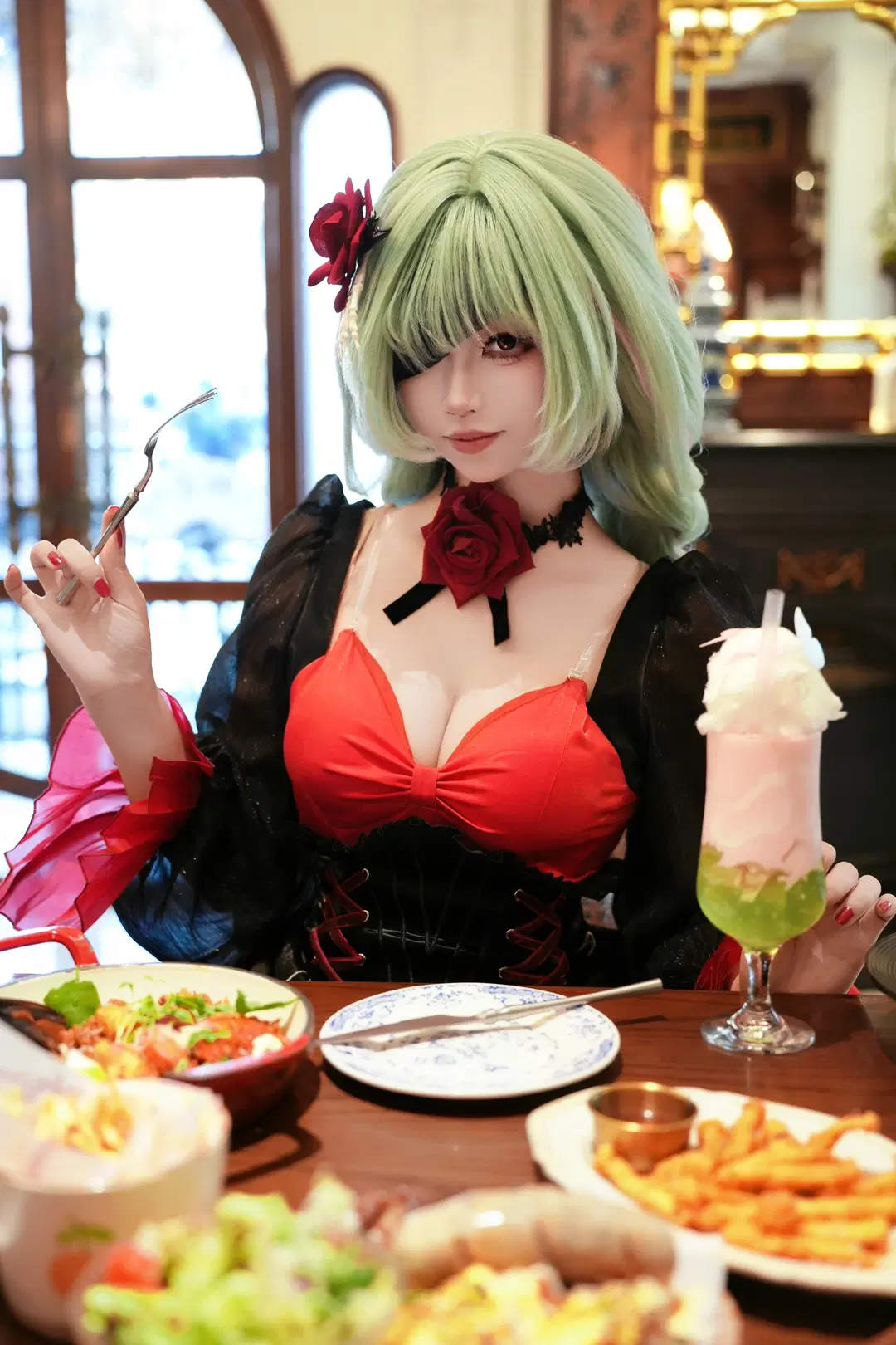 鸣潮, 弗洛洛cos, 红黑搭配, 约会主题cos, 餐厅拍照