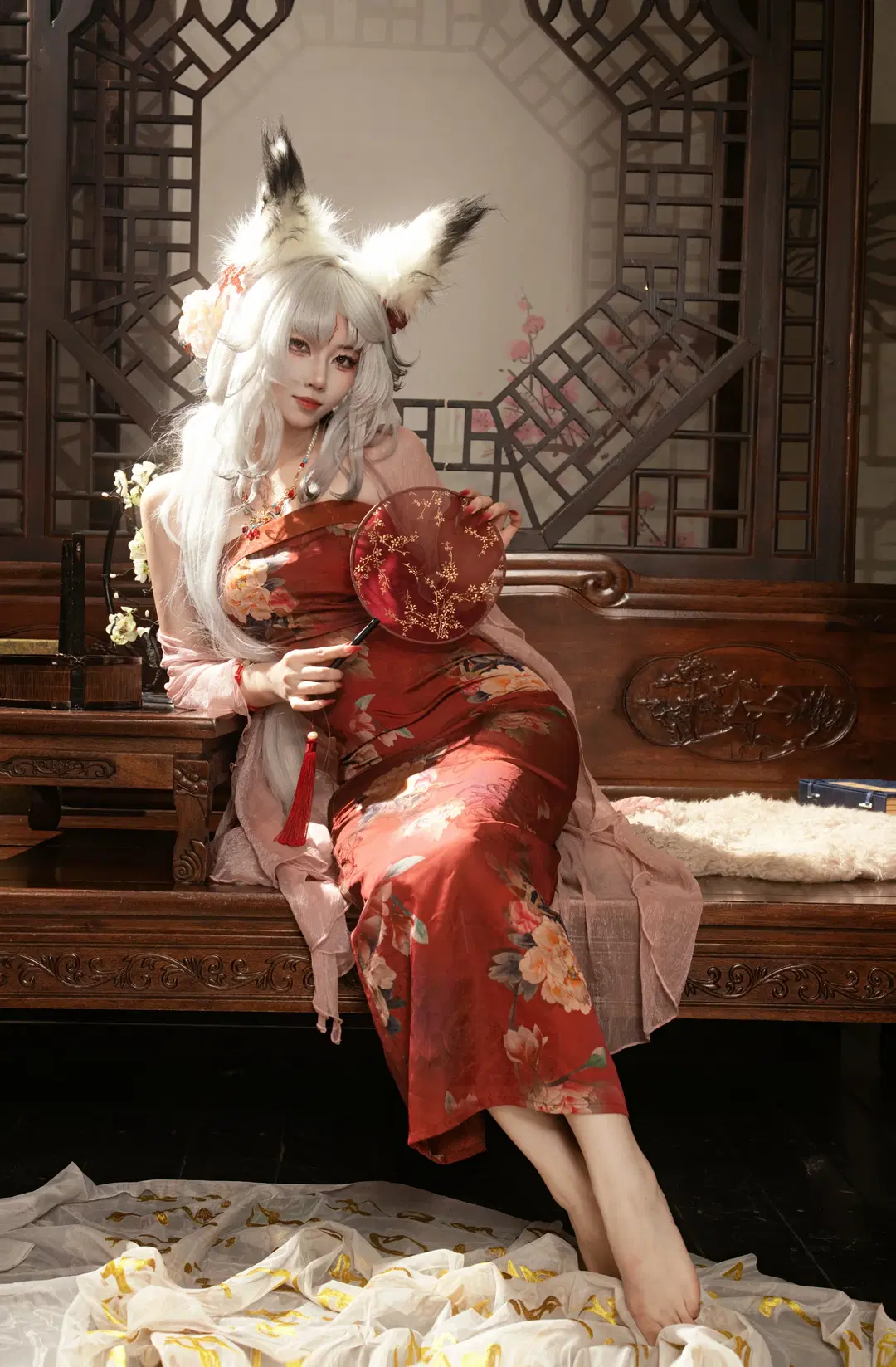[Hsin cosplay] Wuthering Waves: Heart-Derived Fan Design, Crimson Gown and Silver Locks Radiating Oriental Allure by 皮皮桃耶 - Image 3
