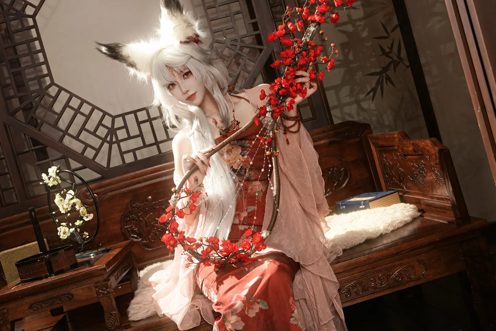 [Hsin cosplay] Wuthering Waves: Heart-Derived Fan Design, Crimson Gown and Silver Locks Radiating Oriental Allure by 皮皮桃耶 - Image 4
