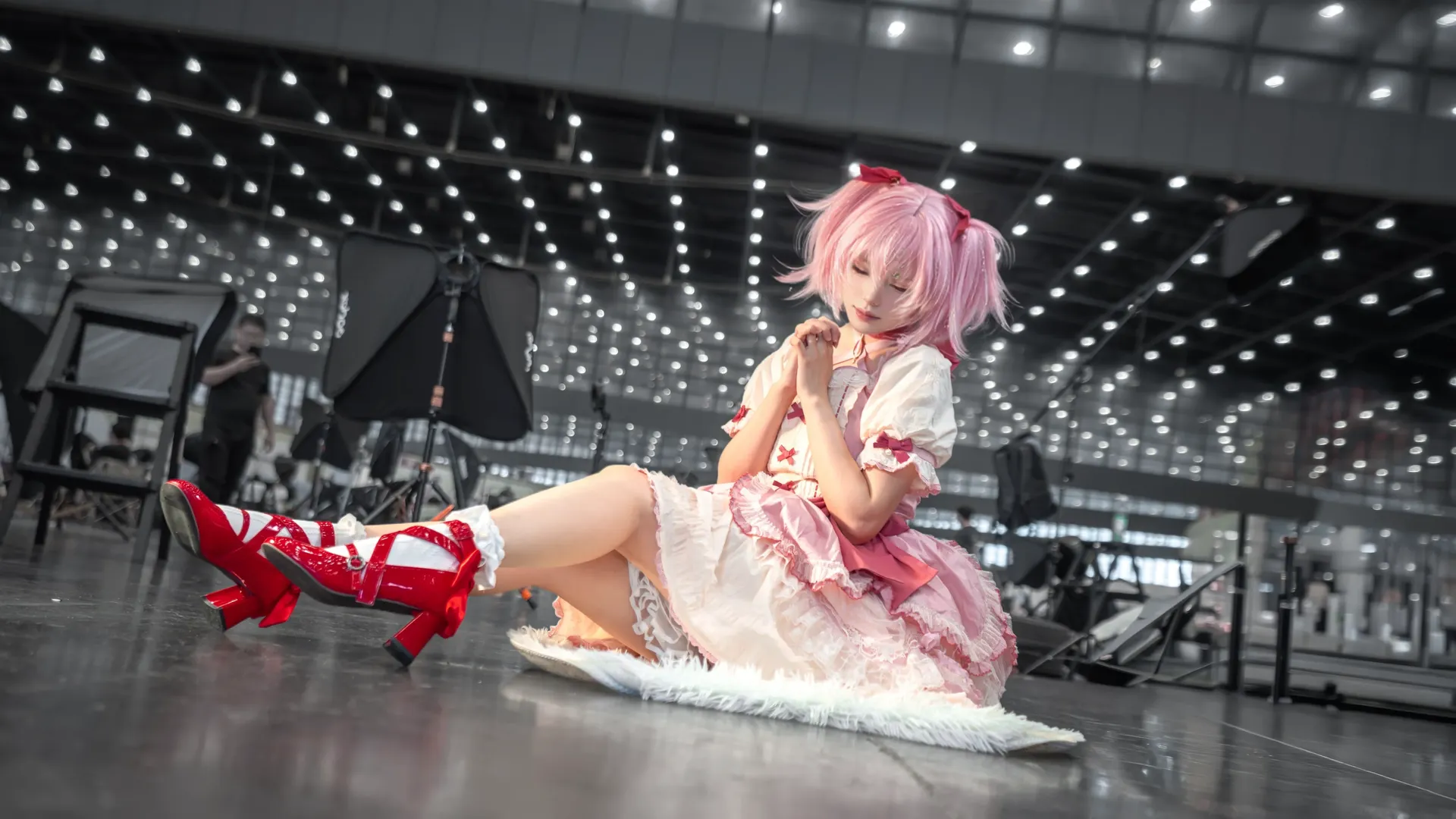 Madoka Kaname cosplay, Puella Magi Madoka Magica, Convention photography, Pink-themed girl, Wide-angle photography