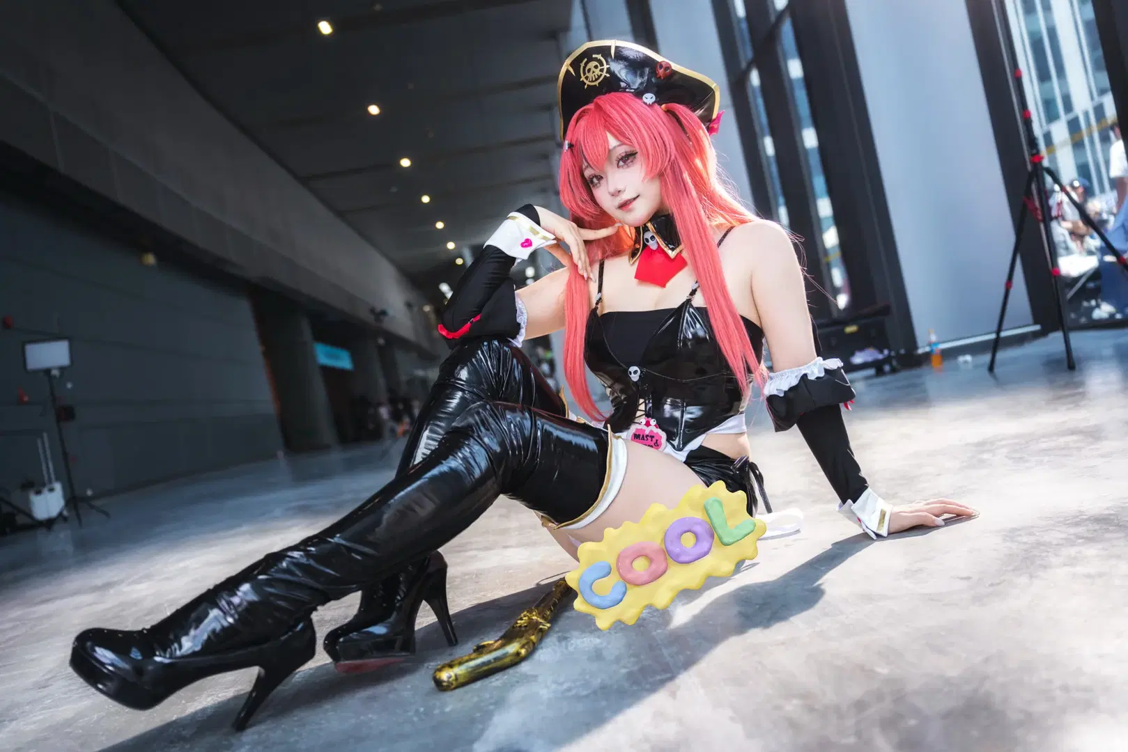 【マスター コスプレ】イベント写真のスナップ、『勝利の女神：ニューホープ』における光沢のあるレザージャケットとロングブーツの衝突 - -长生剑 - 3枚目