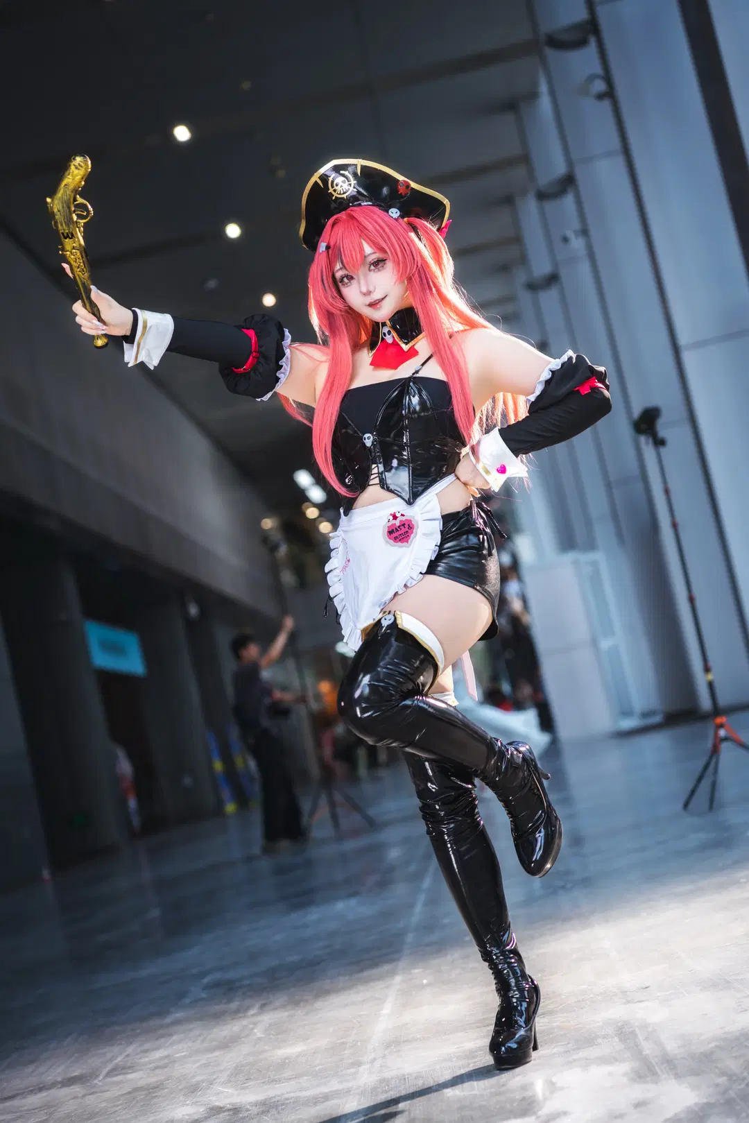 【マスター コスプレ】イベント写真のスナップ、『勝利の女神：ニューホープ』における光沢のあるレザージャケットとロングブーツの衝突 - -长生剑 - 4枚目