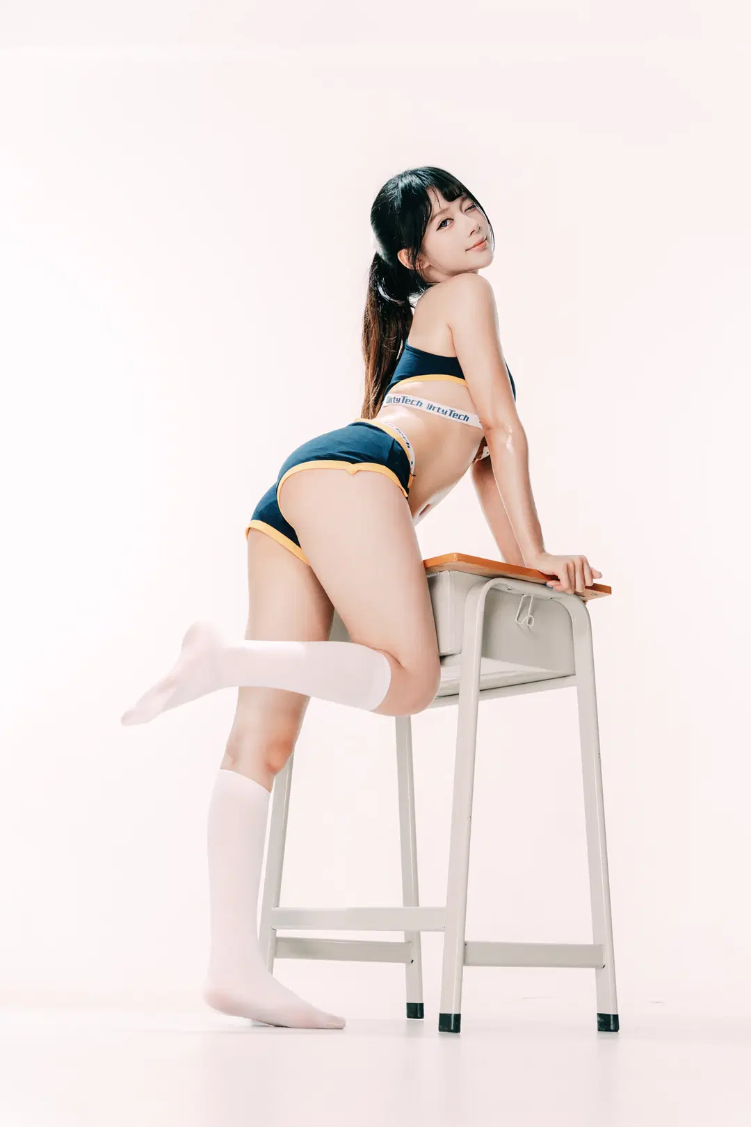 二次元摄影, 白丝, 日系写真, 运动风穿搭, 课间教室
