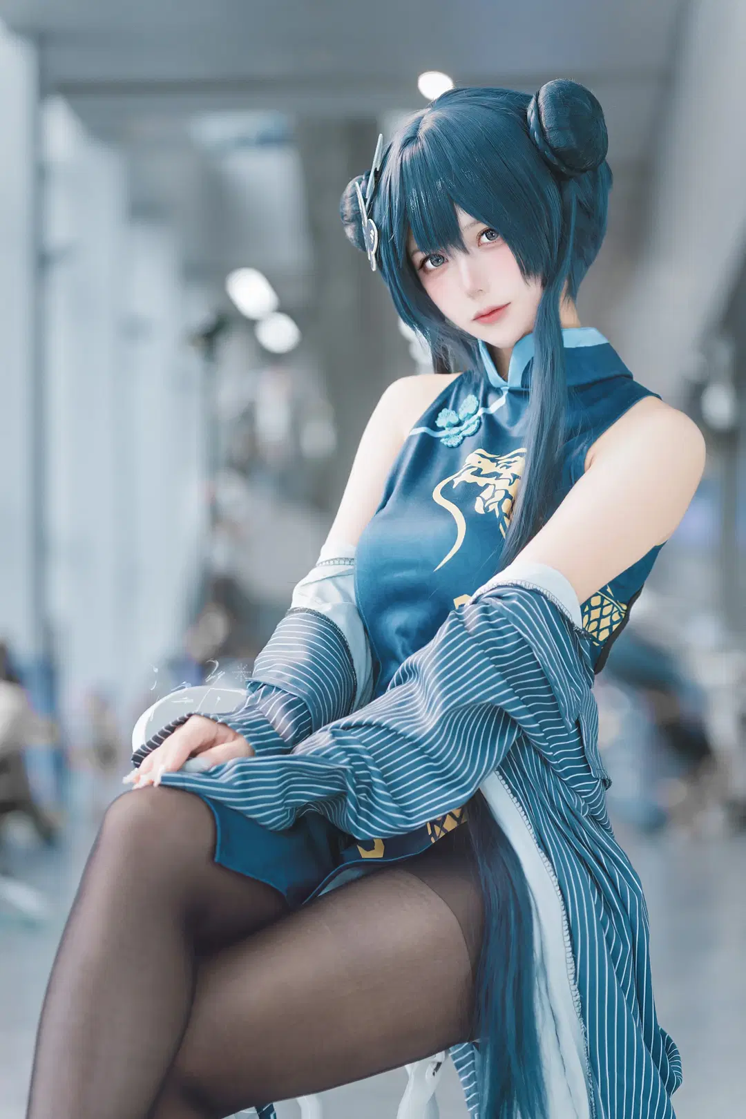 【Misaki cosplay】Blue Archive Qipao Cosplay at Firefly ACG Expo: Deep Blue Qipao Paired with Black Stockings by 真皮恶霸 - Image 2