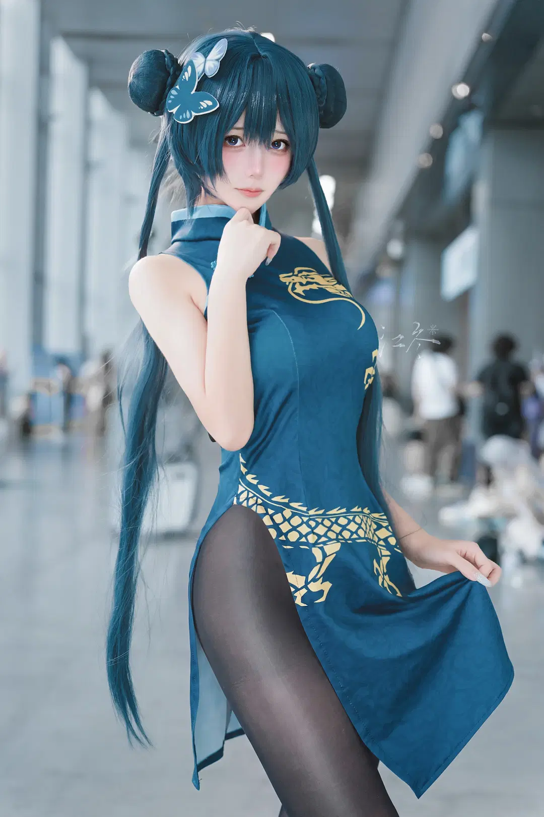 【Misaki cosplay】Blue Archive Qipao Cosplay at Firefly ACG Expo: Deep Blue Qipao Paired with Black Stockings by 真皮恶霸 - Image 3
