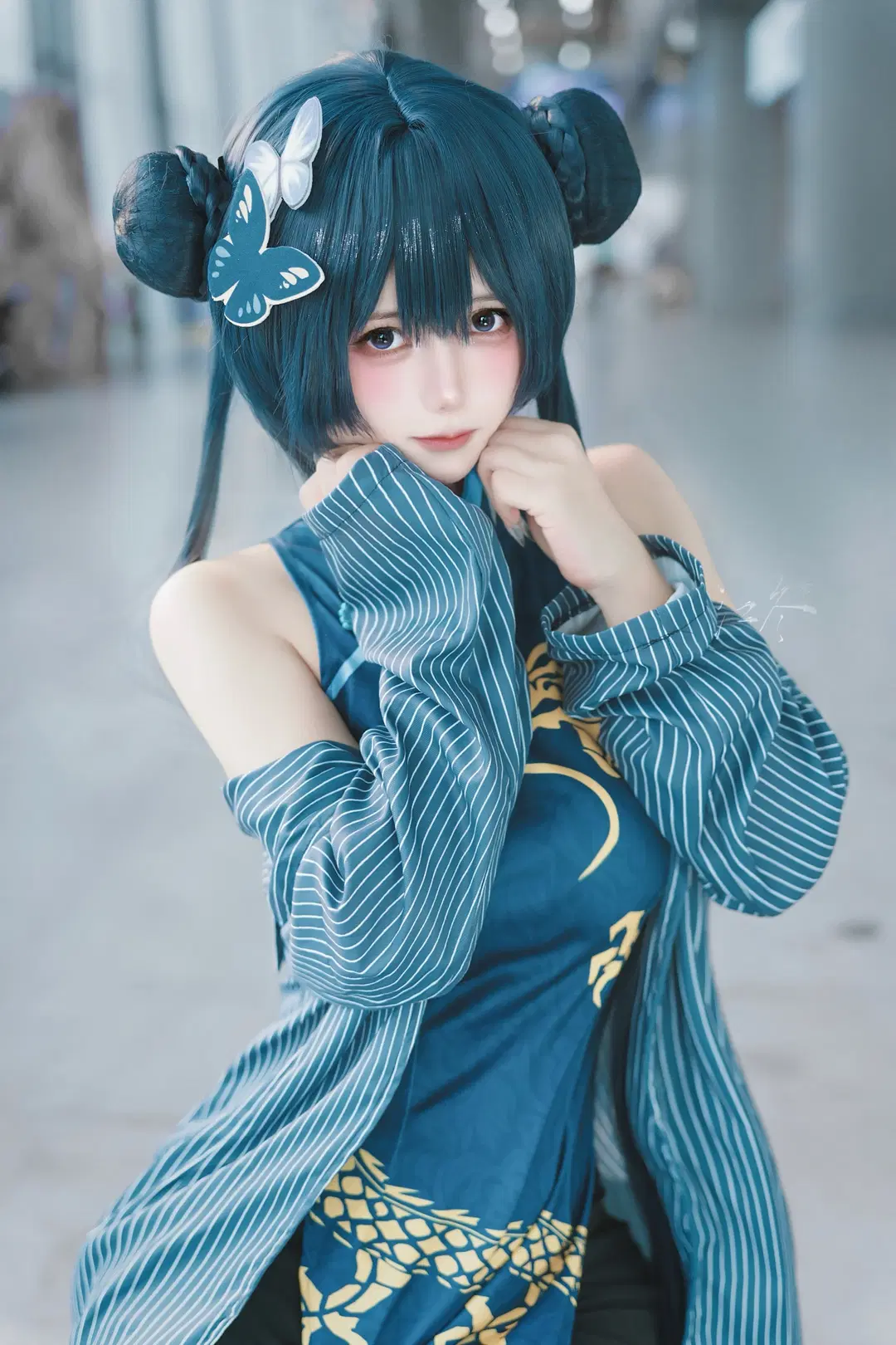 【Misaki cosplay】Blue Archive Qipao Cosplay at Firefly ACG Expo: Deep Blue Qipao Paired with Black Stockings by 真皮恶霸 - Image 4
