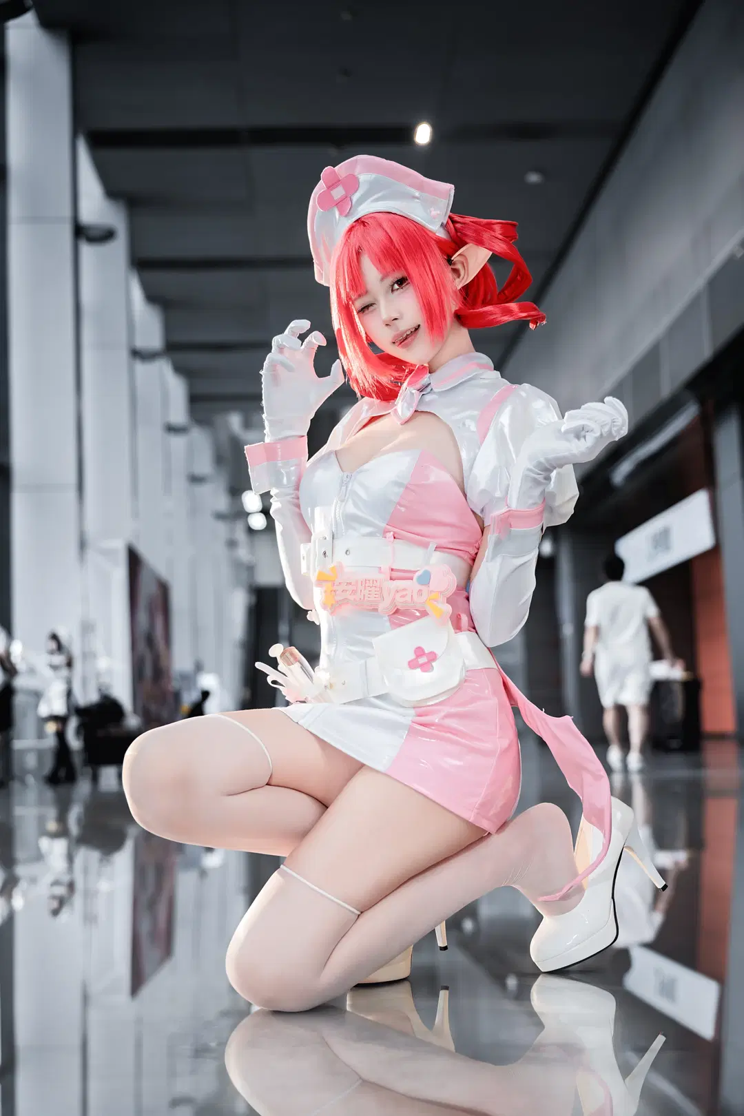 【ブロウコスプレ】『ミューズダッシュ』イベント写真：赤髪エルフナースの小悪魔な瞬間 - 真皮恶霸 - 3枚目