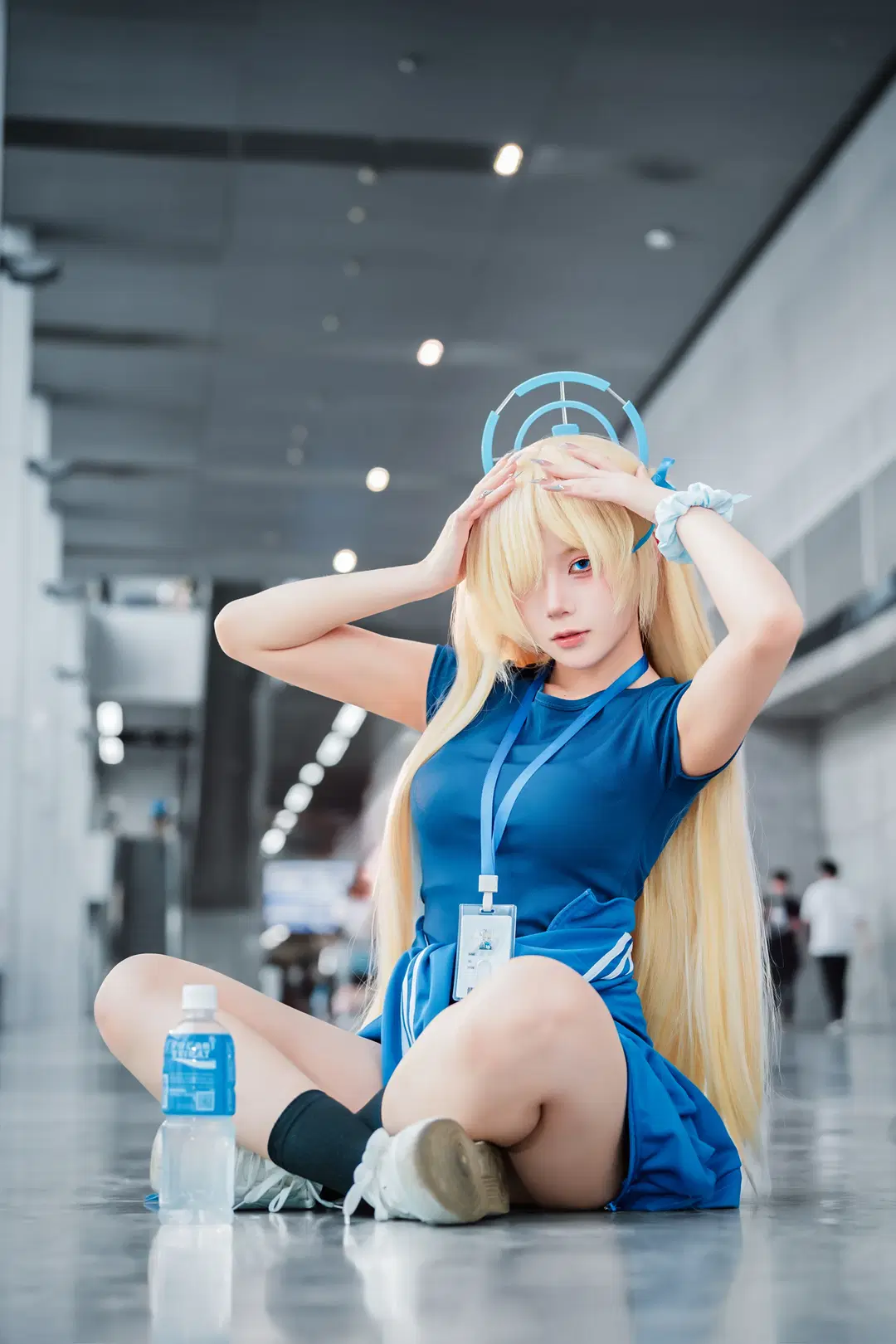 【一之瀬アスナ コスプレ】ブルーアーカイブのイベント写真、青い体操服で捉えた廊下のスナップ - 真皮恶霸 - 2枚目