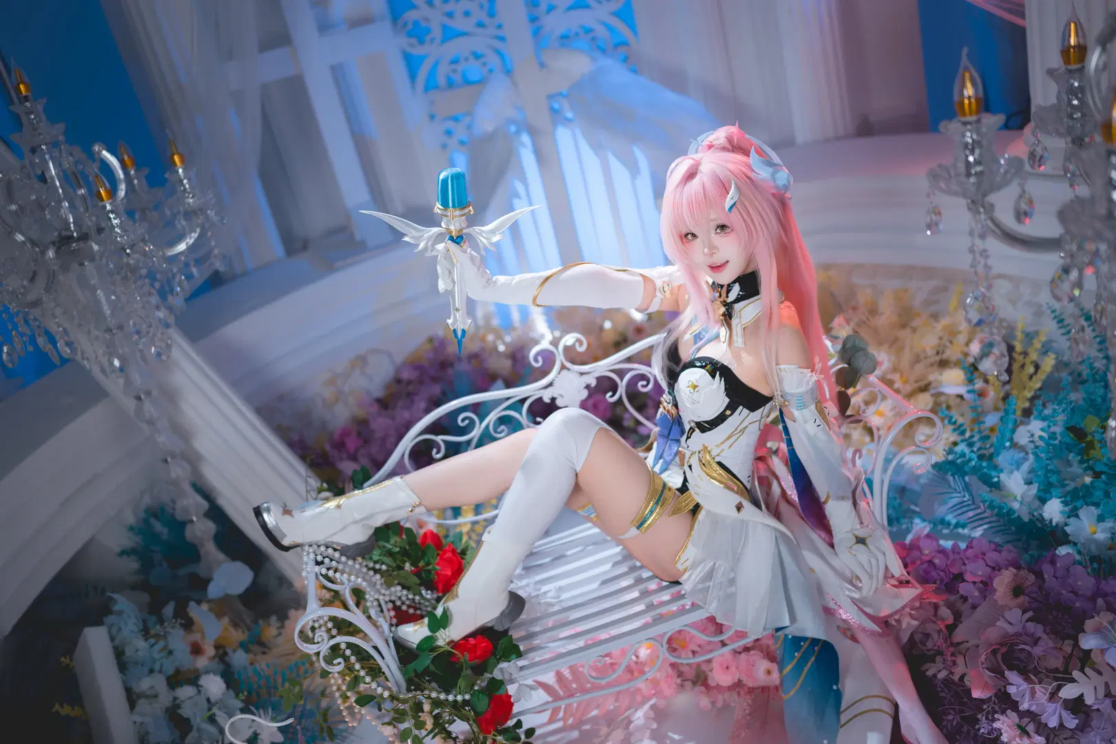 【爱弥斯cos】鸣潮粉发少女的梦幻花海写真 - 蜂蜜橘子 - 第2张