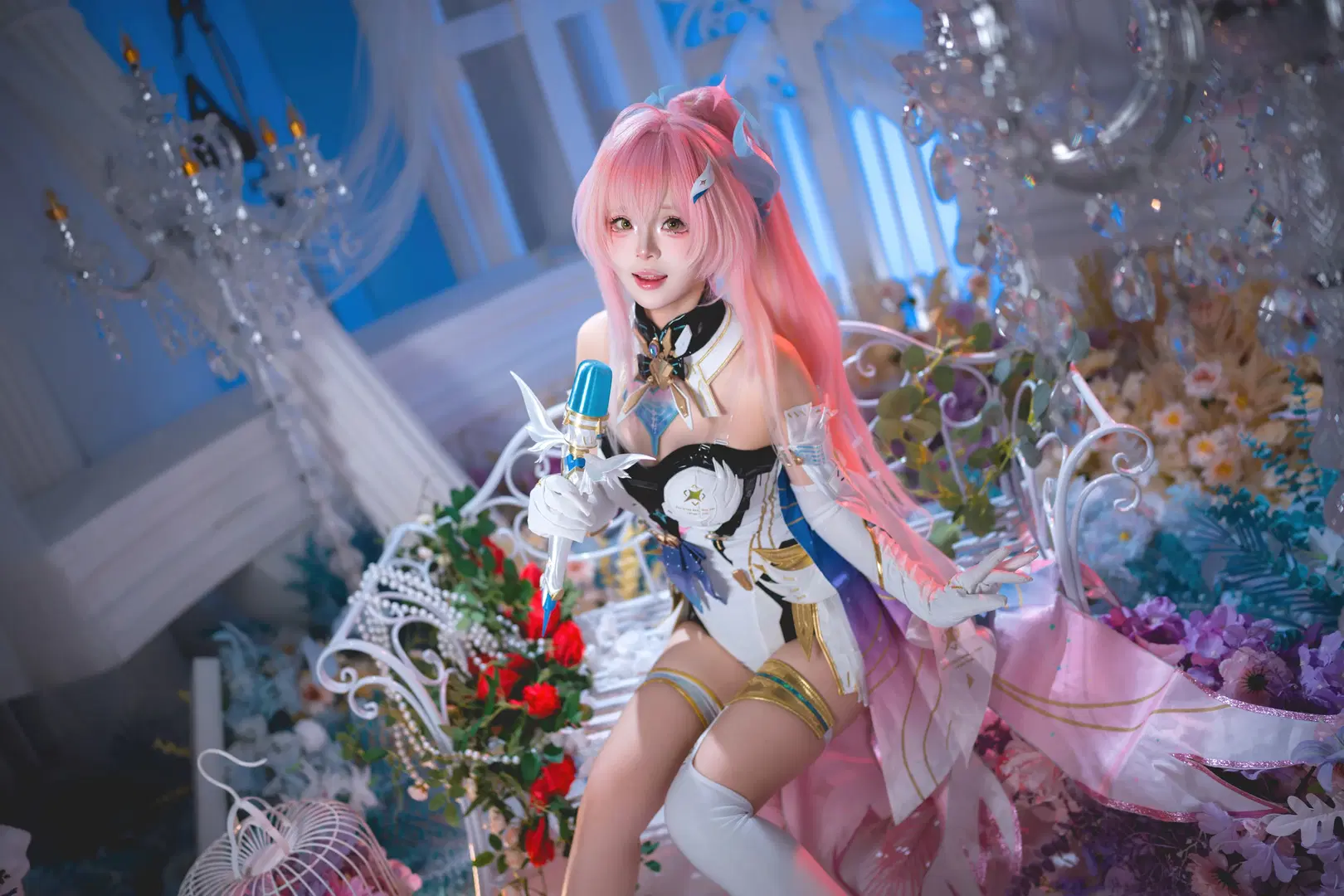【爱弥斯cos】鸣潮粉发少女的梦幻花海写真 - 蜂蜜橘子 - 第3张
