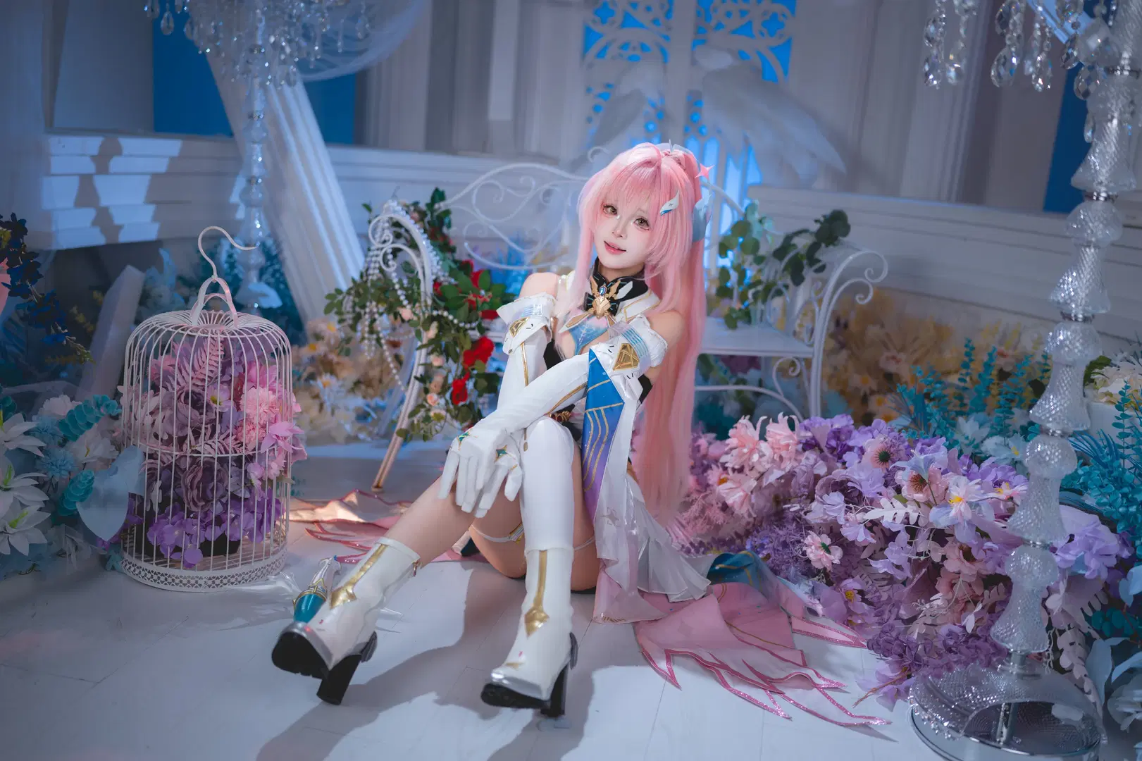 【爱弥斯cos】鸣潮粉发少女的梦幻花海写真 - 蜂蜜橘子 - 第4张