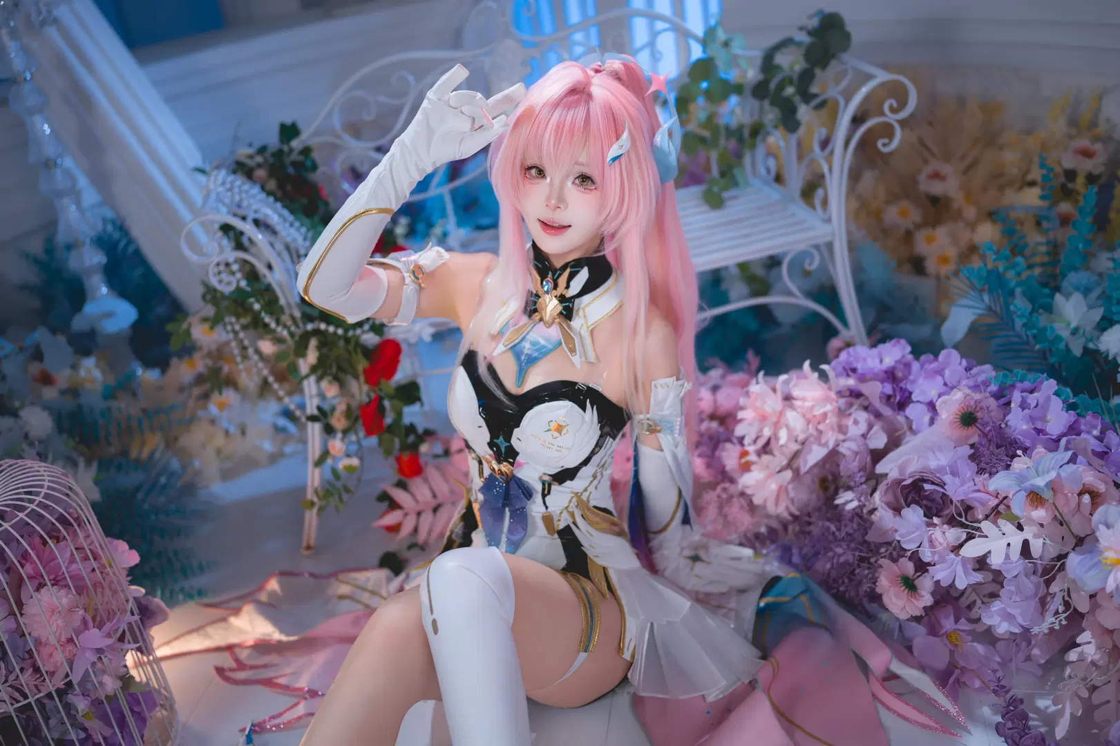 【爱弥斯cos】鸣潮粉发少女的梦幻花海写真 - 蜂蜜橘子 - 第5张