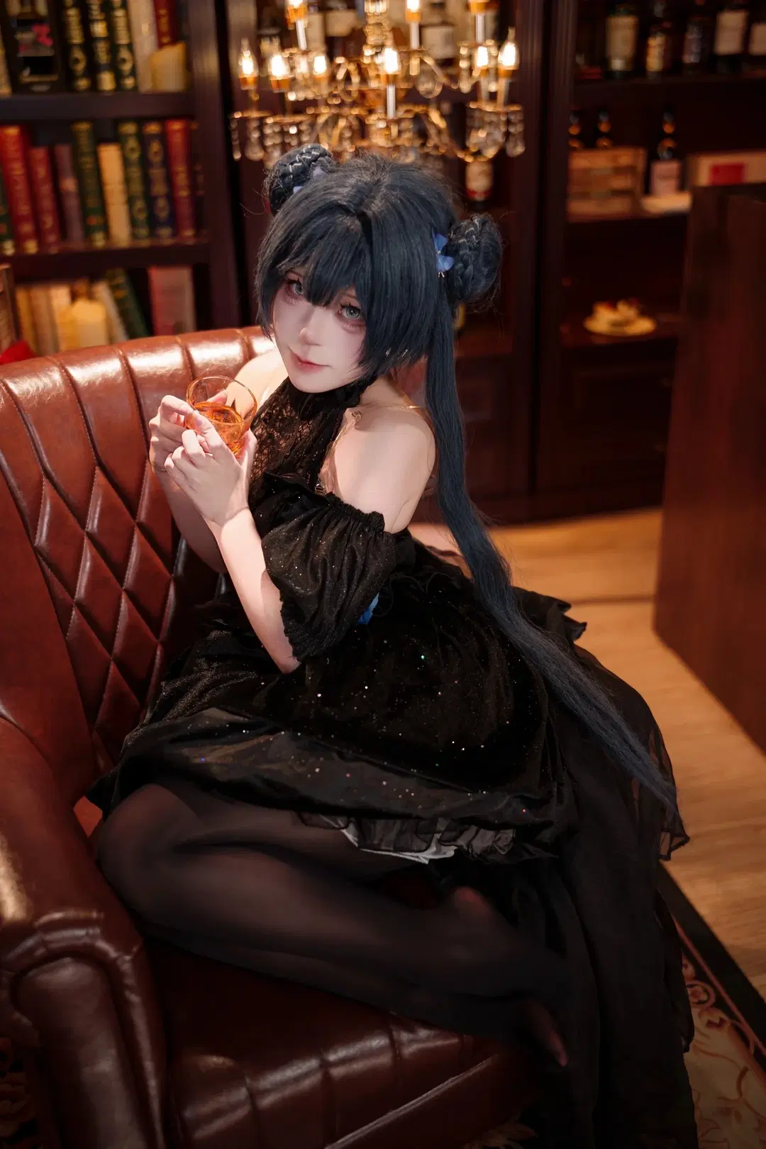 【龙华妃咲cos】蔚蓝档案的暗黑礼服，配黑丝和光影太有质感了 - 锁泪丶 - 第3张