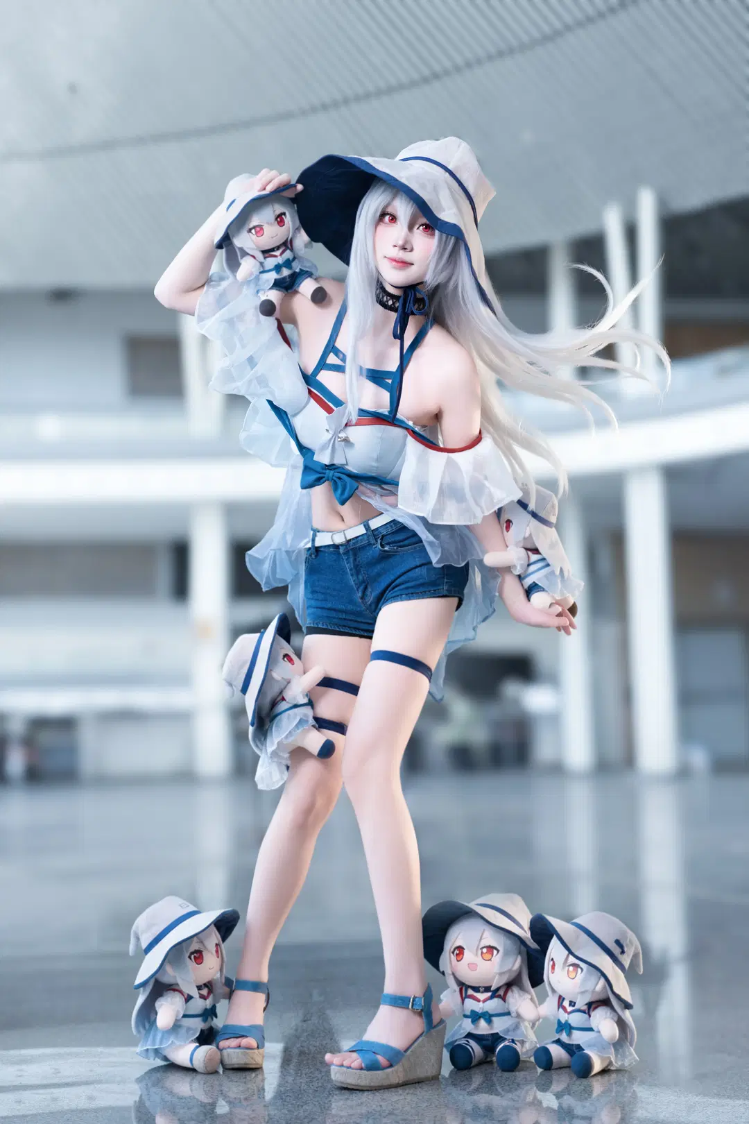 [Skadi cosplay] Convention photos from Chengdu Worldline Animation and Comic Exhibition: A Summer Clash of Blue-and-White Palette and Red Whale Prop by 三七 - Image 2
