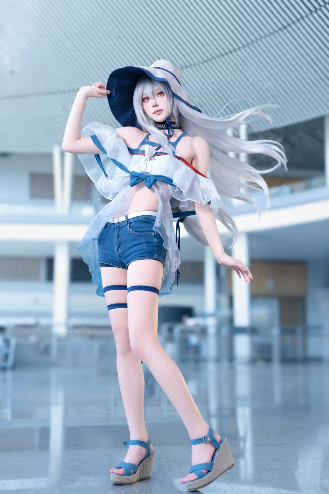 [Skadi cosplay] Convention photos from Chengdu Worldline Animation and Comic Exhibition: A Summer Clash of Blue-and-White Palette and Red Whale Prop by 三七 - Image 3