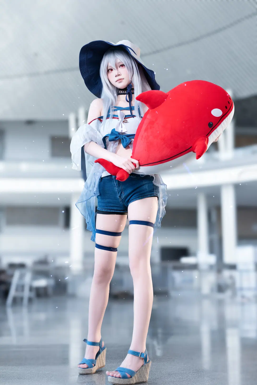 [Skadi cosplay] Convention photos from Chengdu Worldline Animation and Comic Exhibition: A Summer Clash of Blue-and-White Palette and Red Whale Prop by 三七 - Image 4