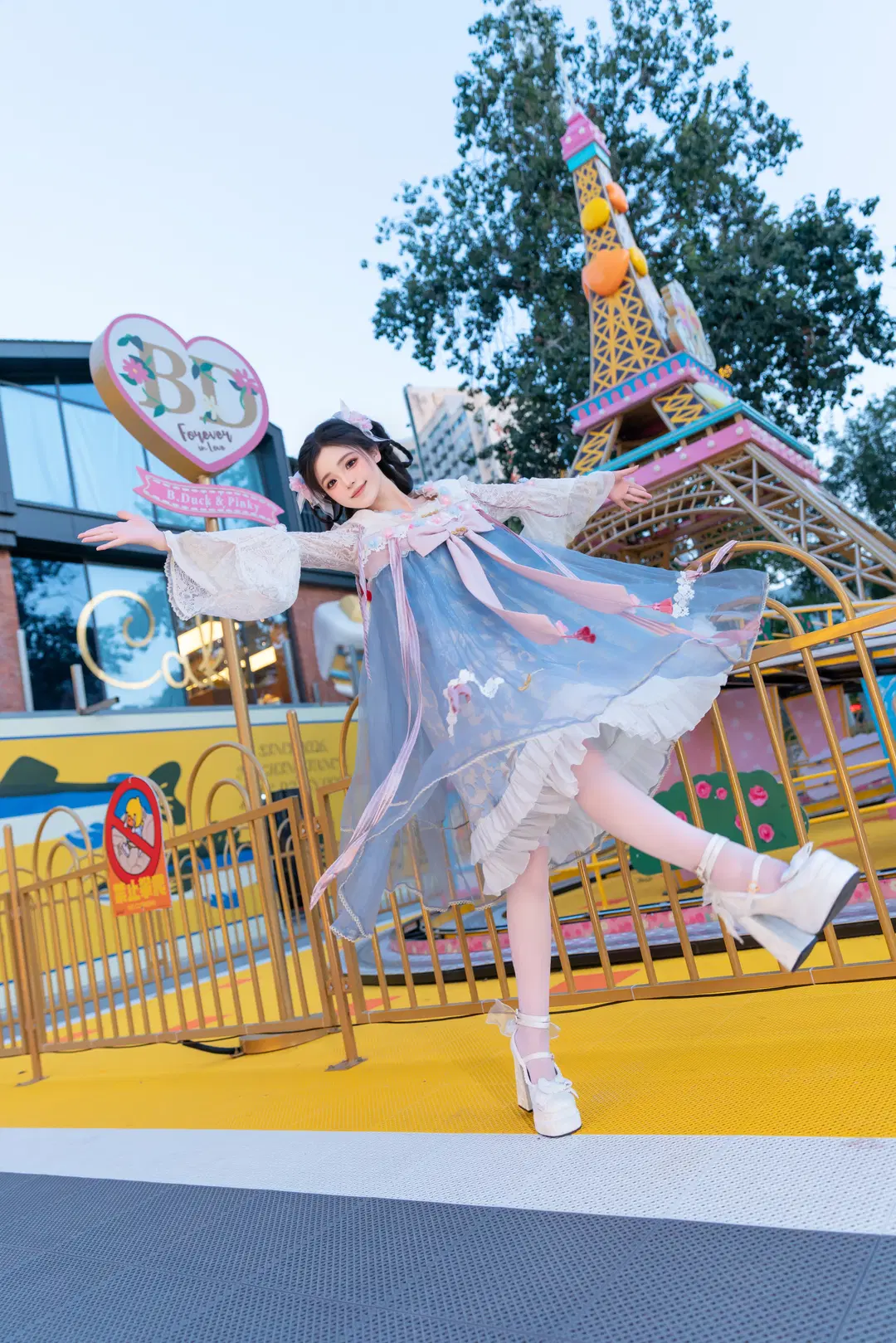 遊樂園裡的洛麗塔少女，旋轉跳躍的夢幻瞬間 - Jodi - 第3張