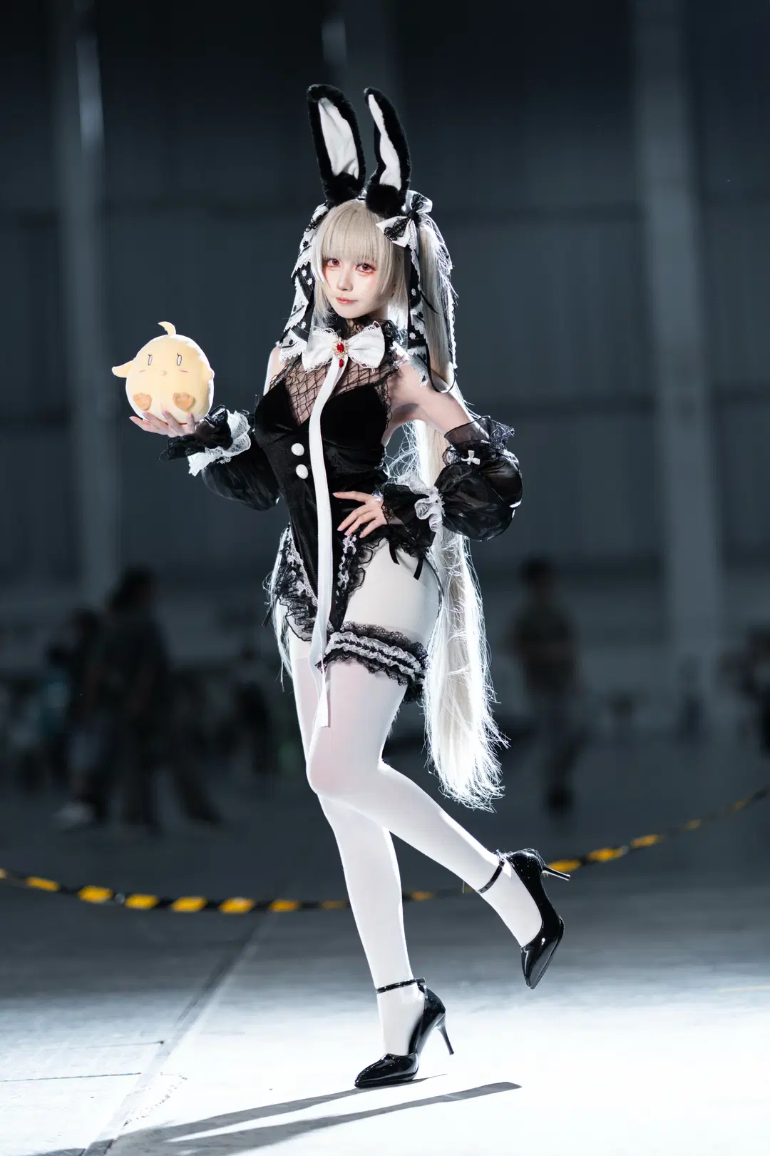 【フォーミダブル コスプレ】『アズールレーン』黒バニーガール、ステップの上で魅せる振り返りの瞬間 - L同学不好好努力 - 2枚目