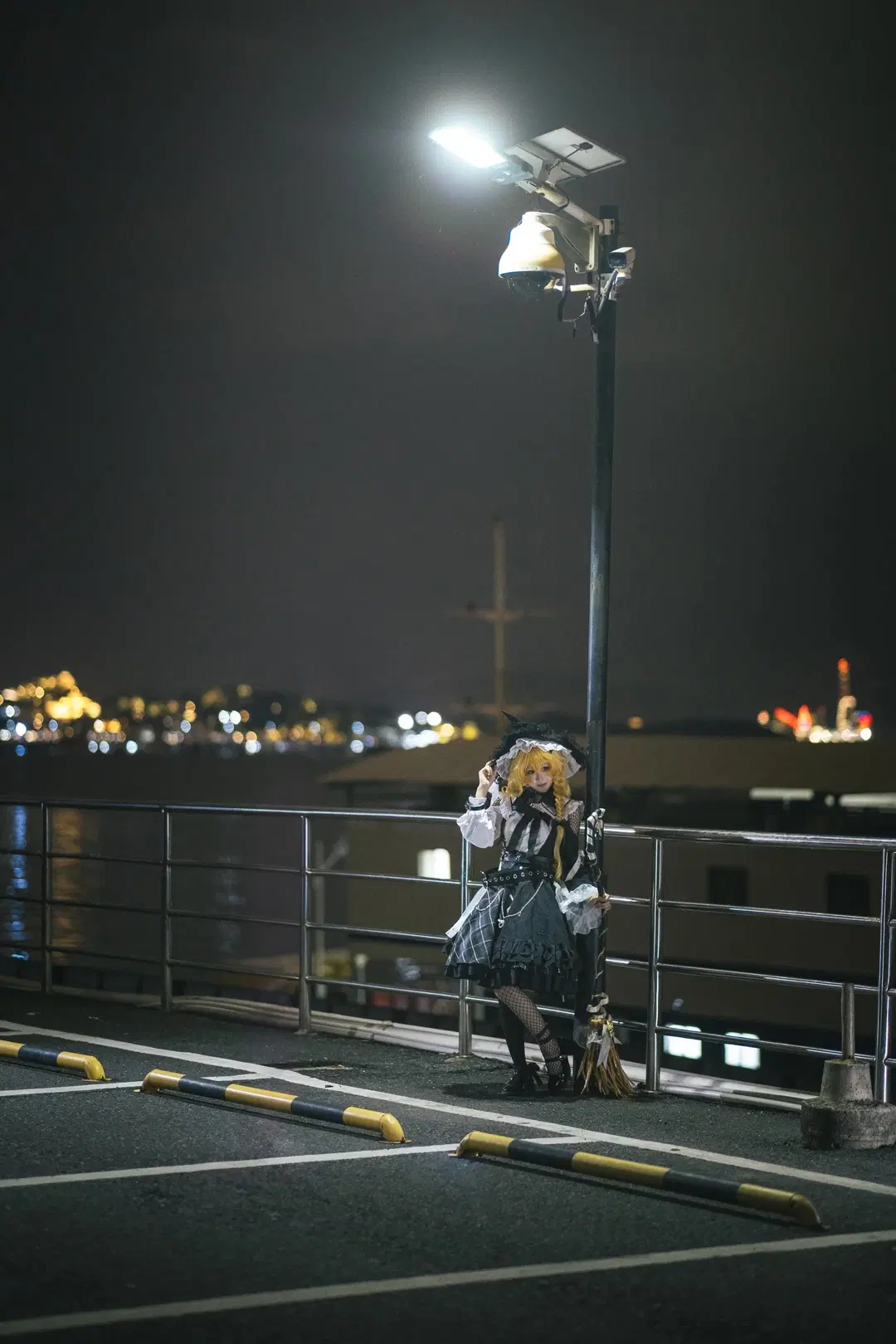 [Marisa cosplay] Touhou Project's Magician Under the Night Sky by 云间glow - Image 2