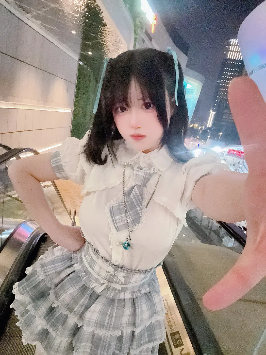 夜景人像, 格纹百褶裙, 水色系, 蓝担感, 轻lo穿搭
