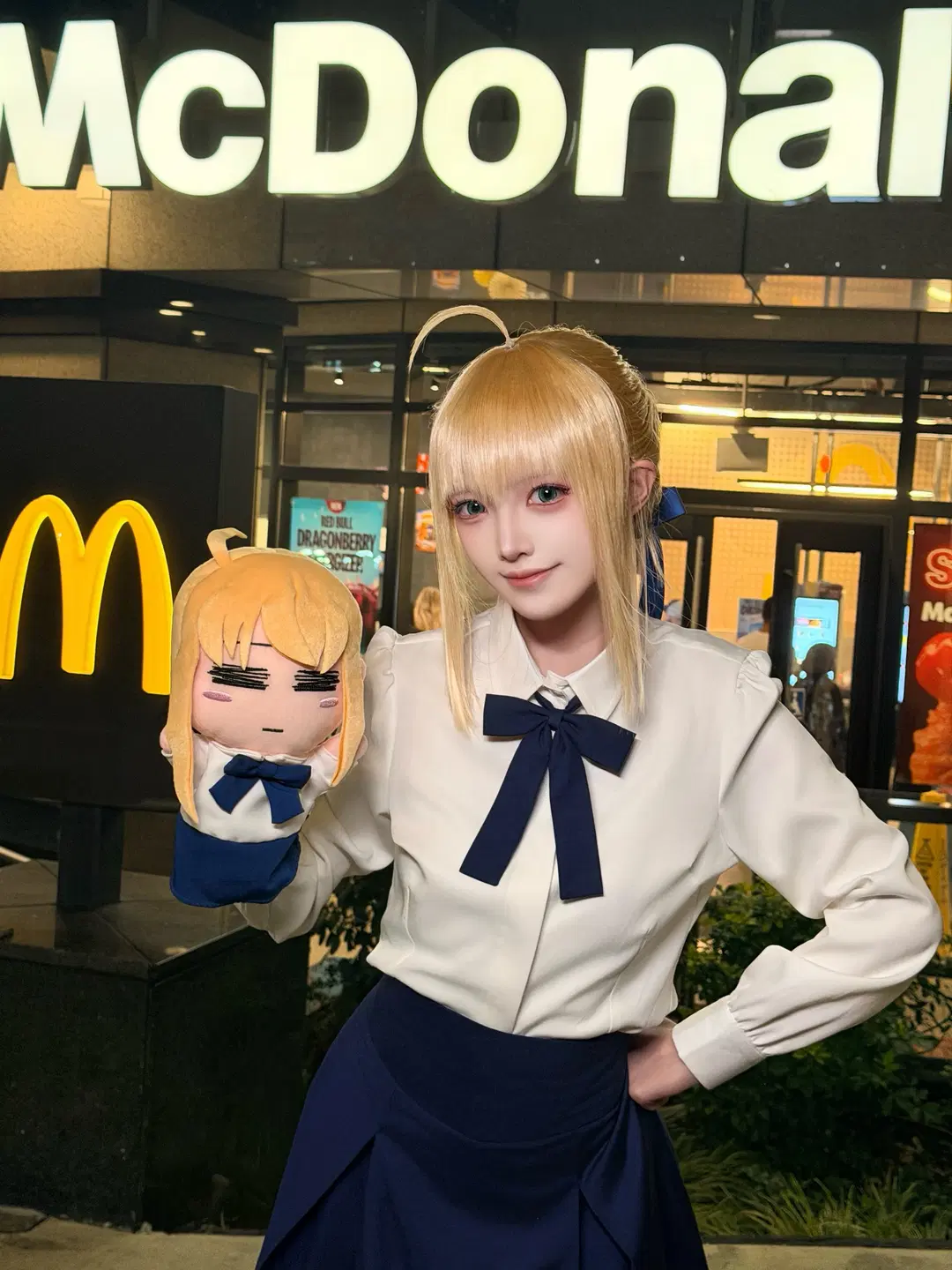 アルトリア コスプレ, Fateシリーズ, 青と白の制服, 無能顔ハンドパペット, マクドナルドの夜景