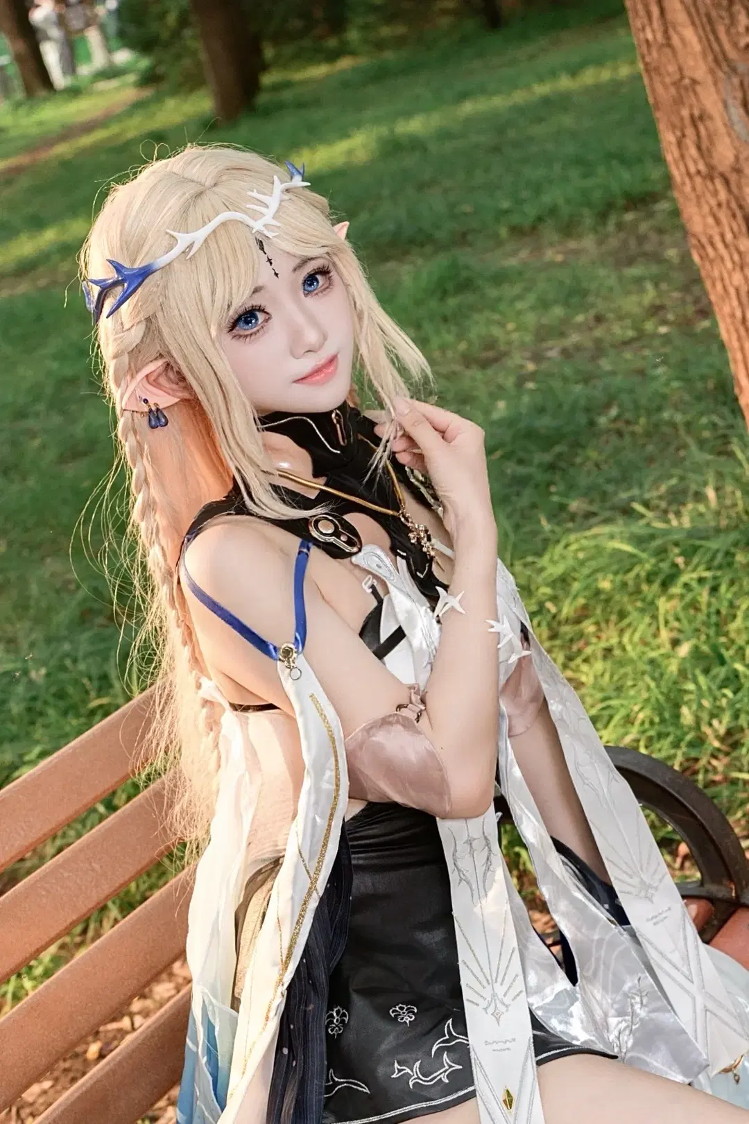 [Cartethyia Cosplay] Wuthering Waves Elf girl's Park Afternoon by 里河- - Image 2