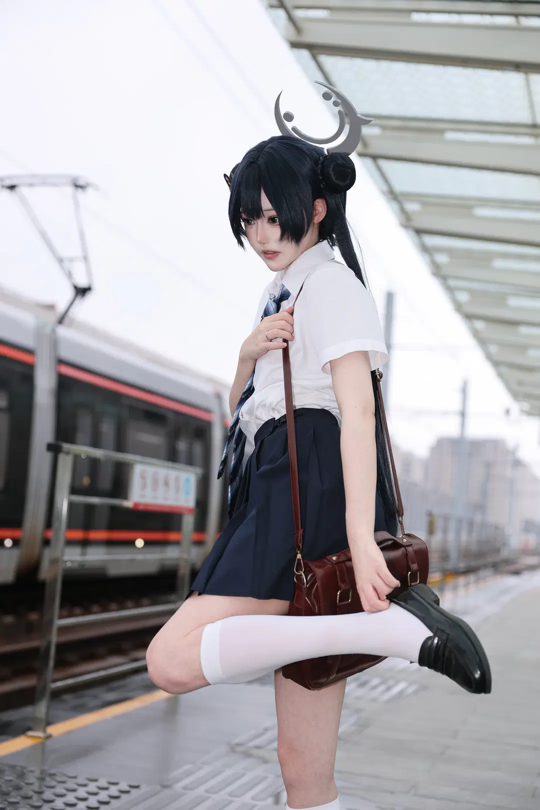 [Misaki cosplay] Blue Archive: Recreating the JK uniform on a Rainy Platform by 悲伤的肥牛卷 - Image 2