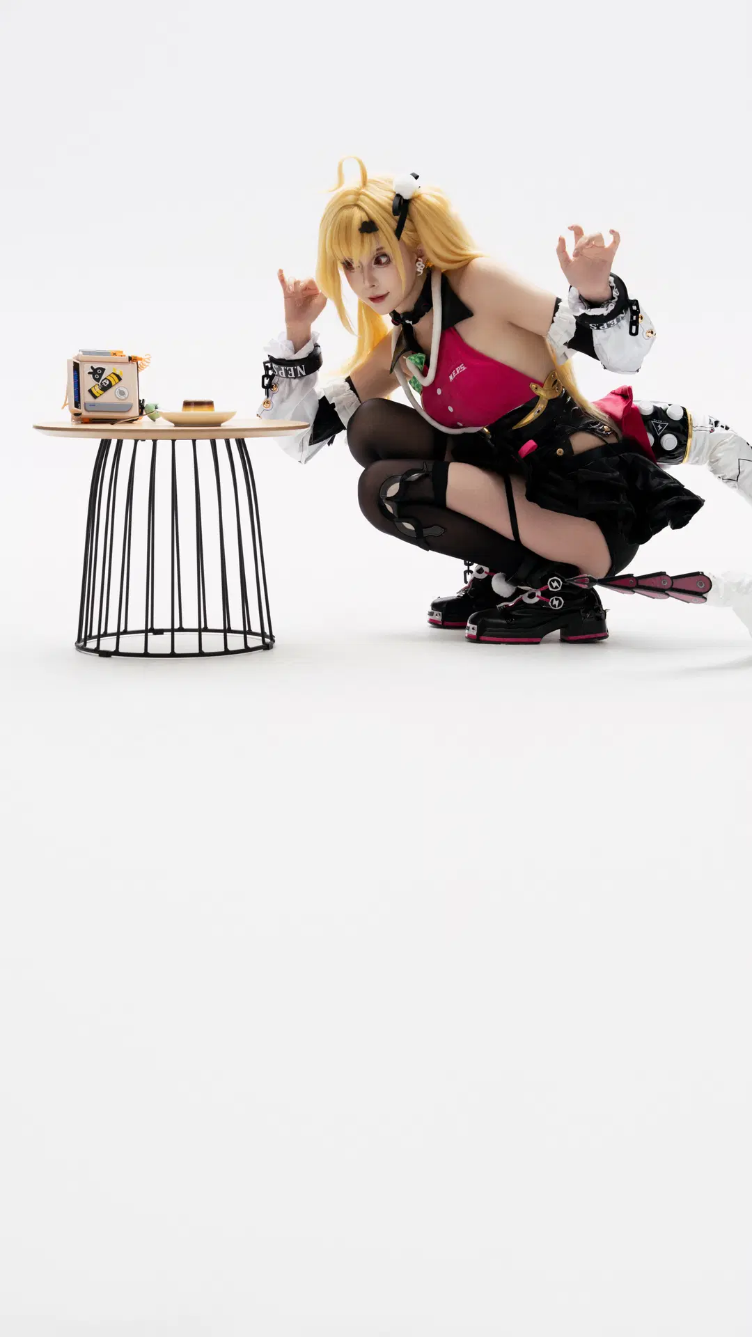 【Cissia Cosplay】A Refreshing Touch of Red and Black in Zenless Zone Zero by 看！好吃的！ - Image 4