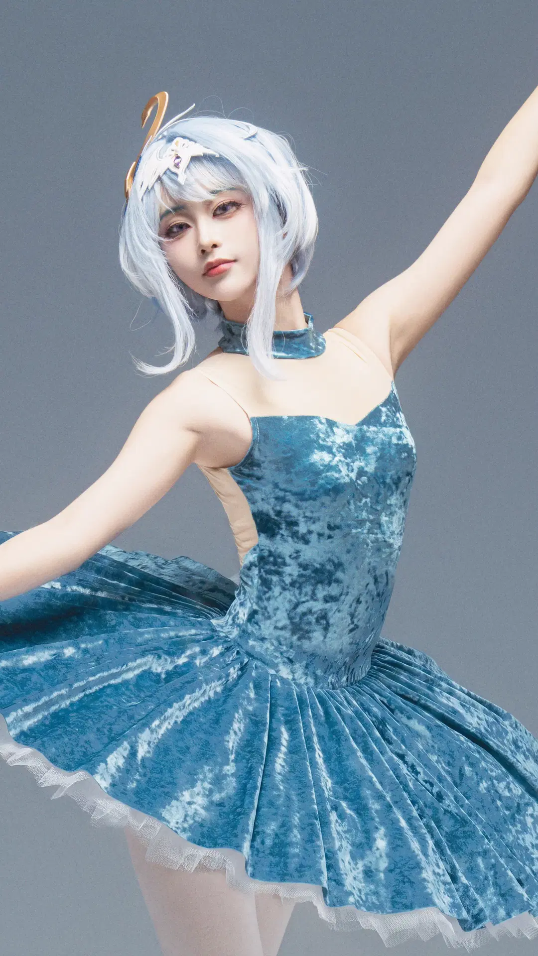 [Odette cosplay] Frost of Snezhnaya: Elegant Moments of Ballet Poise by 看！好吃的！ - Image 7