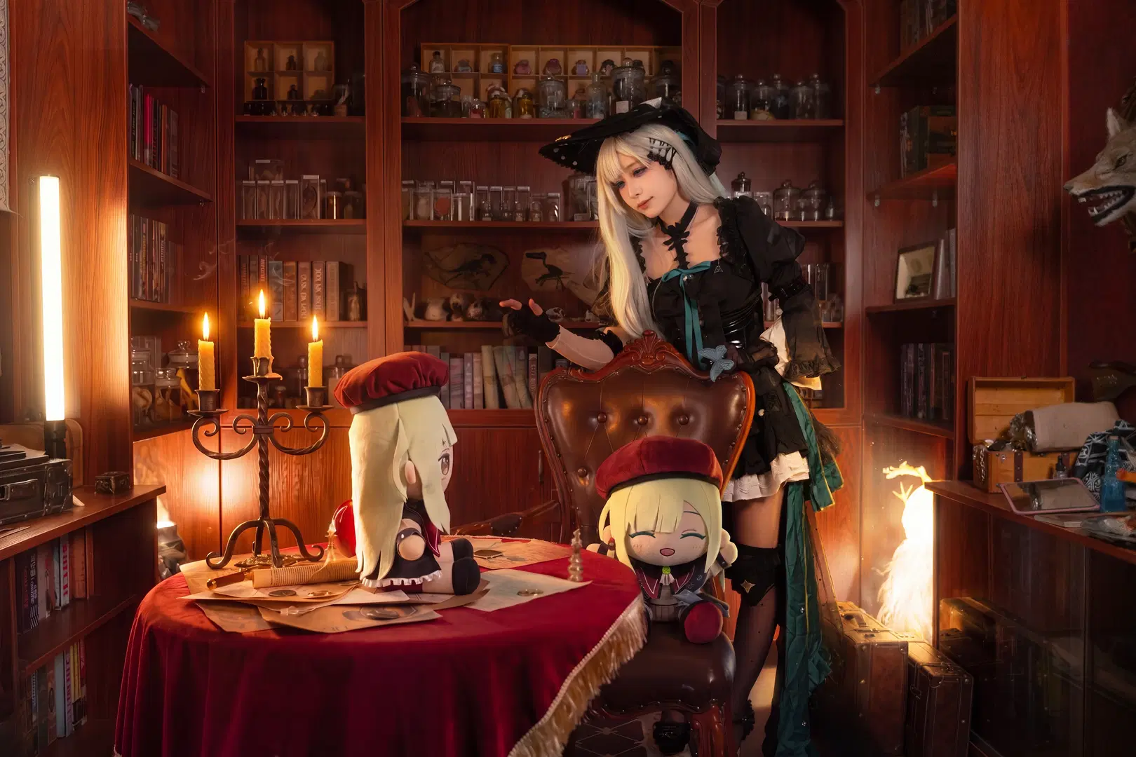 【若葉睦コスプレ】『アークナイツ』の世界観に佇む若葉睦、クラシカル書斎のダークトーン本編写真 - 命运卿（报班进修版） - 2枚目