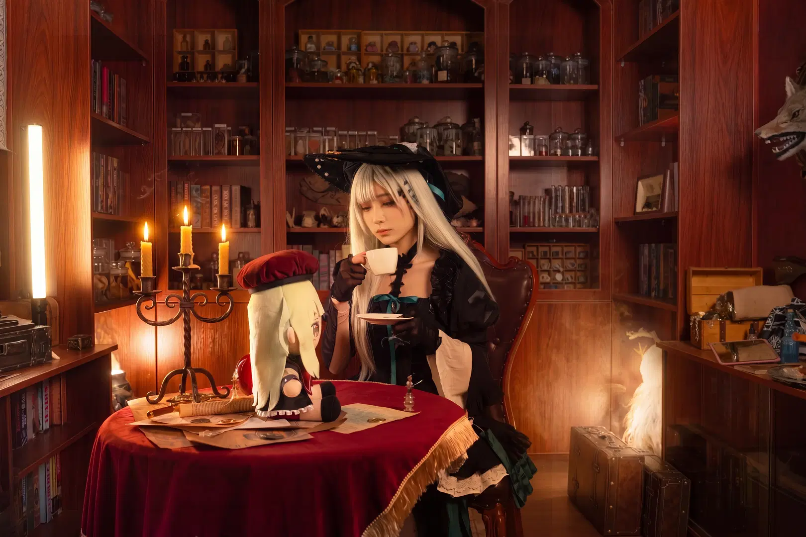 【若葉睦コスプレ】『アークナイツ』の世界観に佇む若葉睦、クラシカル書斎のダークトーン本編写真 - 命运卿（报班进修版） - 3枚目