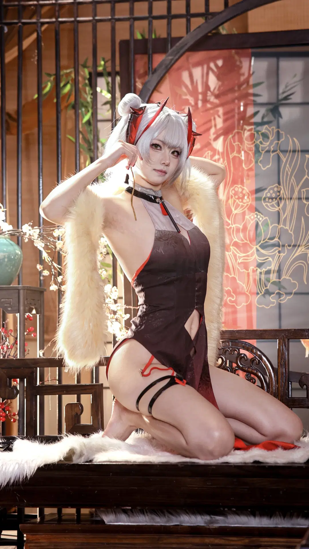 【Wcos】Arknights Qipao Cosplay Photoshoot: Swaying Elegance Beneath Red Lanterns by 在线只有5分钟 - Image 3