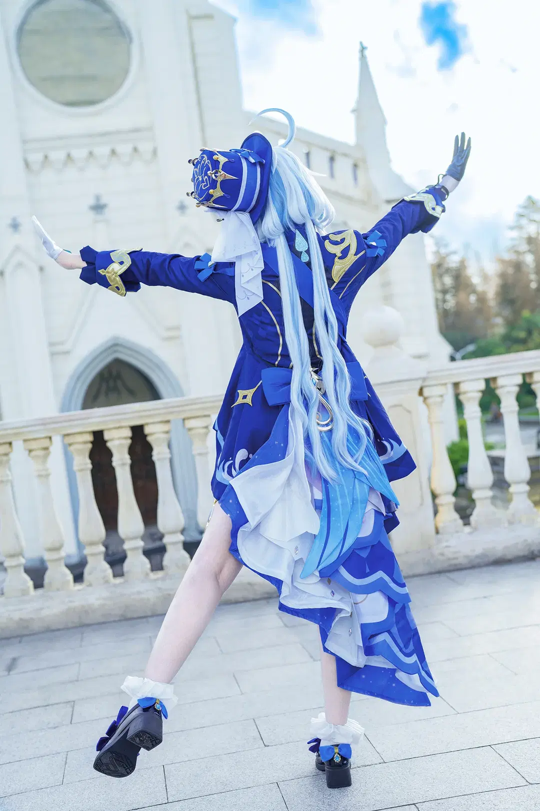 【芙宁娜cos】原神水神的蓝白幻境，华丽登场 - 奶茶小颜 - 第3张