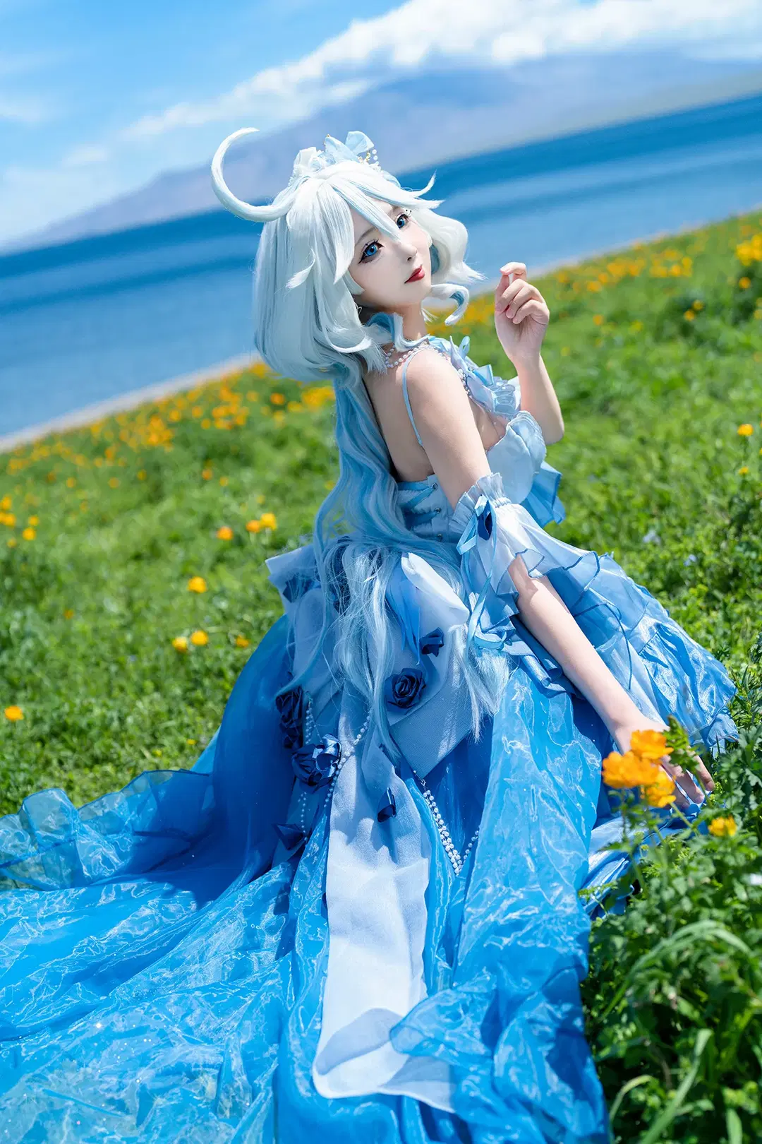【芙宁娜cos】赛里木湖花海起舞，原神蓝裙在强风中的定格 - 奶茶小颜 - 第2张