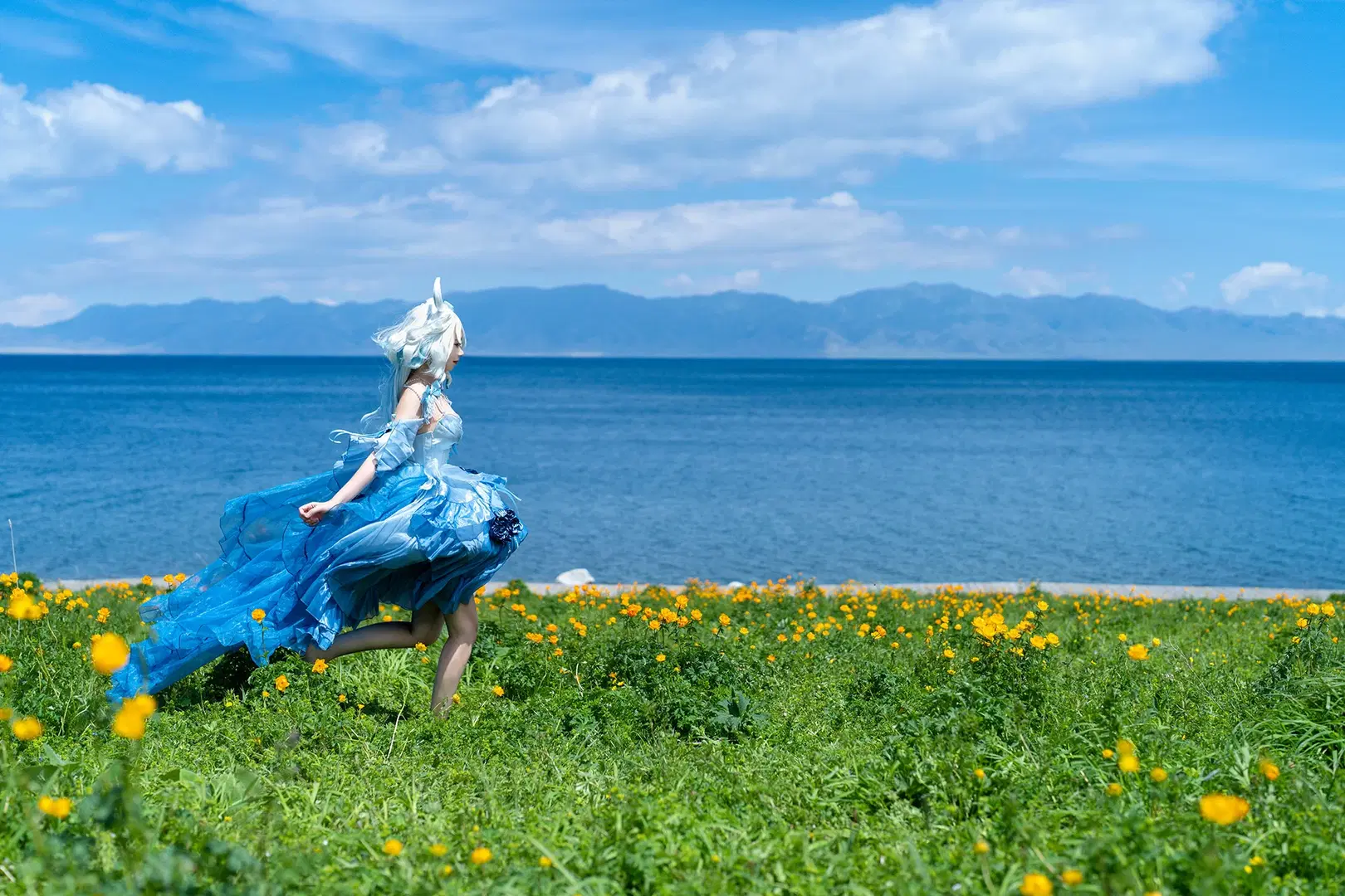 【芙宁娜cos】赛里木湖花海起舞，原神蓝裙在强风中的定格 - 奶茶小颜 - 第3张