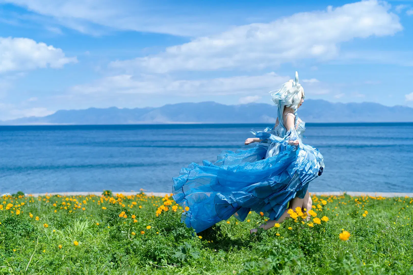 【芙宁娜cos】赛里木湖花海起舞，原神蓝裙在强风中的定格 - 奶茶小颜 - 第4张
