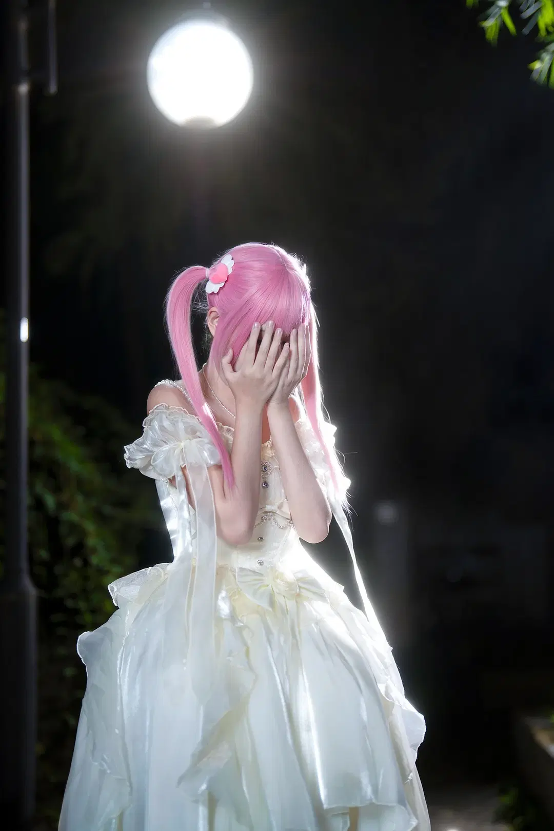 【李天希cos】时光代理人私设，夜色下的白裙与粉色双马尾 - 奶茶小颜 - 第2张