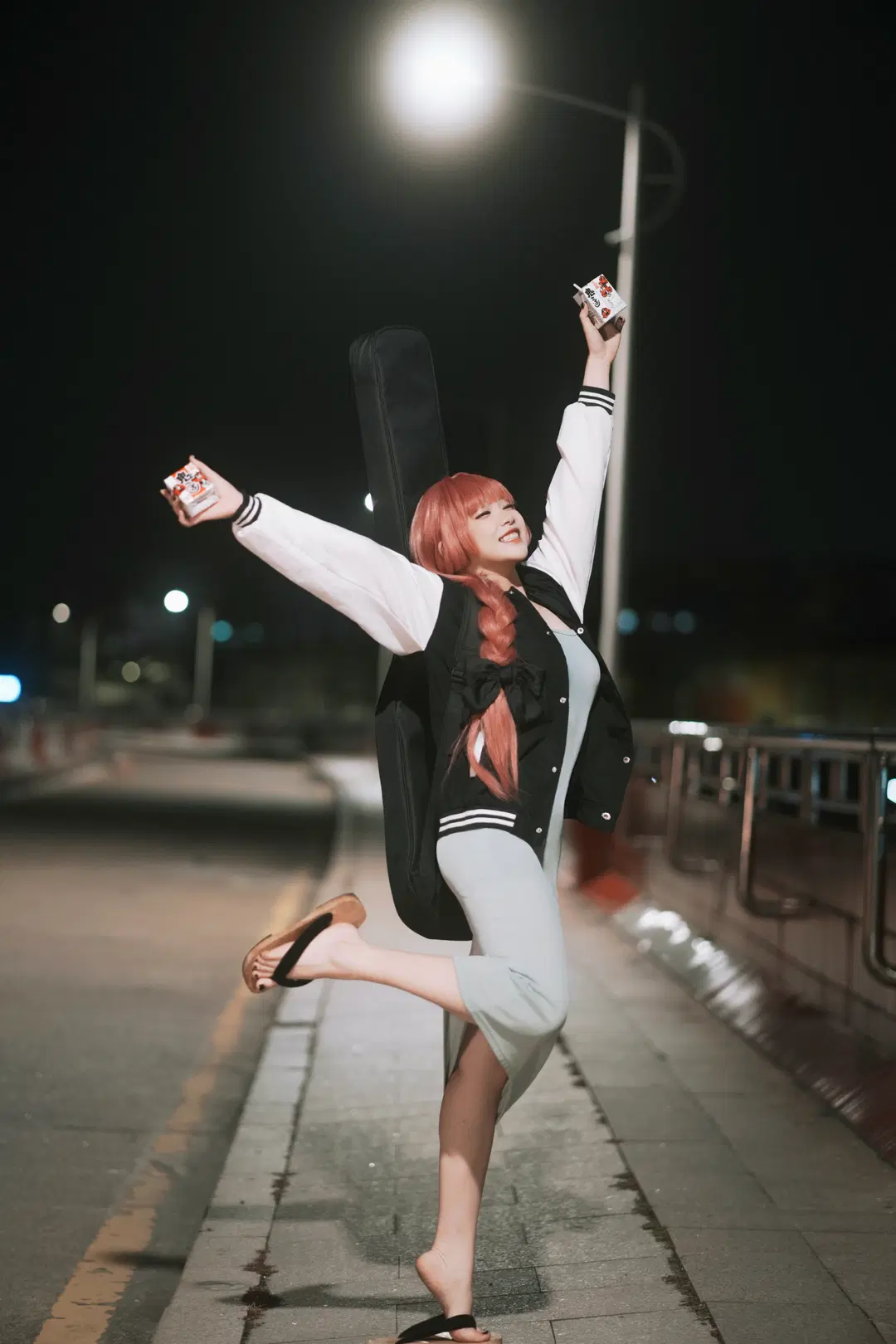 【广井菊里cos】梅州街头夜色下的电贝斯与酒 - 鱼遇雨欲与雨语 - 第2张