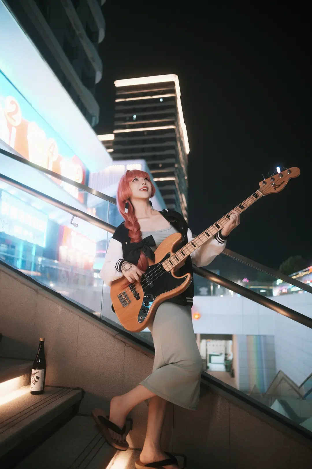 【广井菊里cos】梅州街头夜色下的电贝斯与酒 - 鱼遇雨欲与雨语 - 第3张