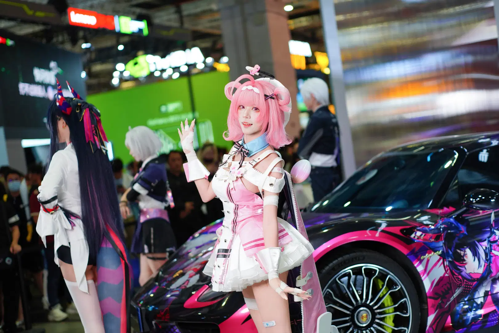 【小吱cos】异环展台上的这套粉白机能风穿搭 - 雷霆大屑绒 - 第2张