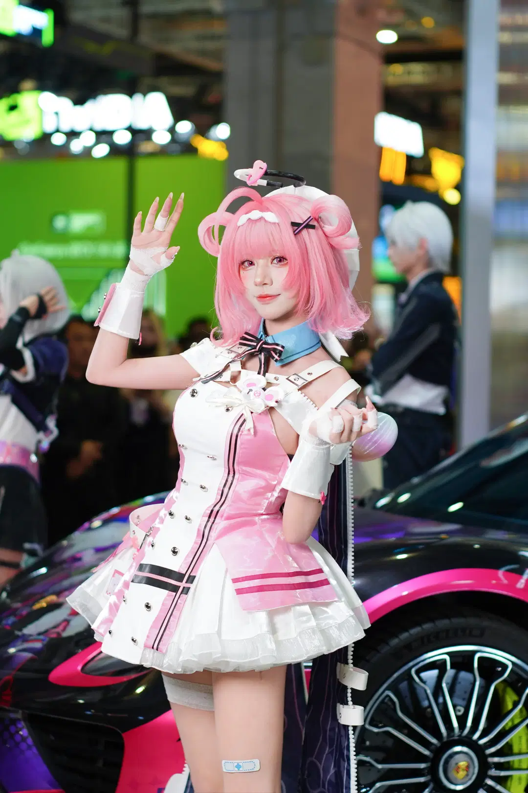 【小吱cos】异环展台上的这套粉白机能风穿搭 - 雷霆大屑绒 - 第3张