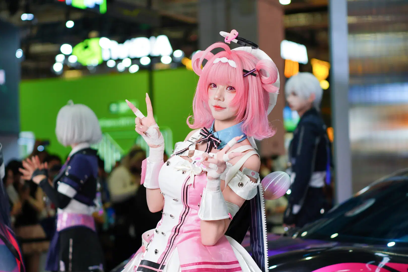 【小吱cos】异环展台上的这套粉白机能风穿搭 - 雷霆大屑绒 - 第4张