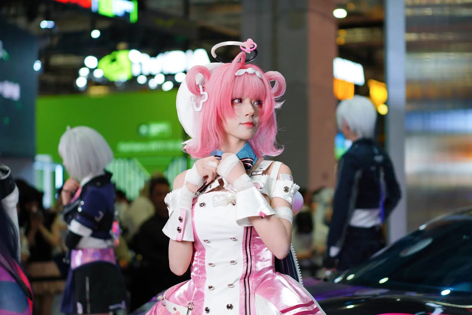 【小吱cos】异环展台上的这套粉白机能风穿搭 - 雷霆大屑绒 - 第5张